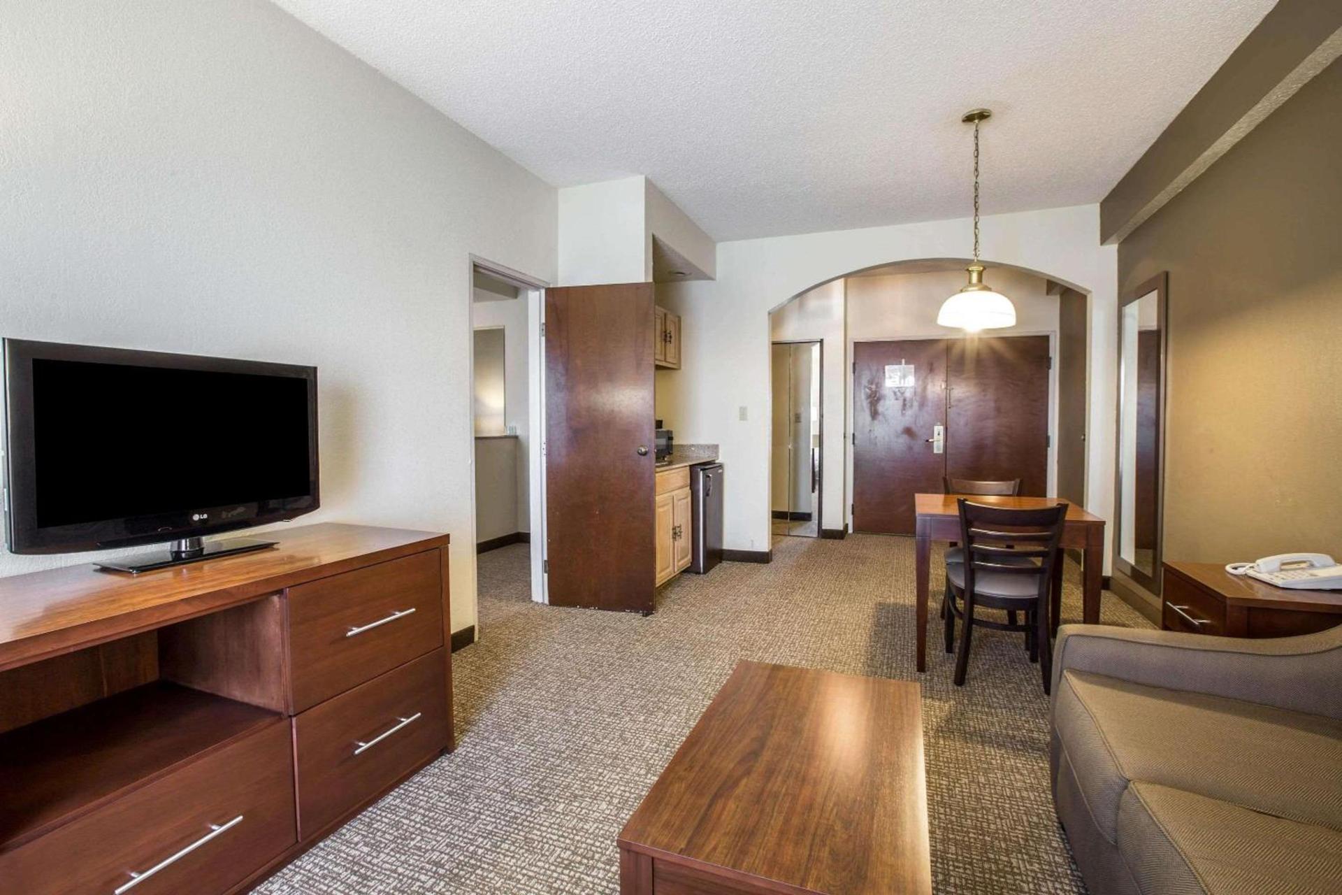 Quality Suites Morristown West photo 18