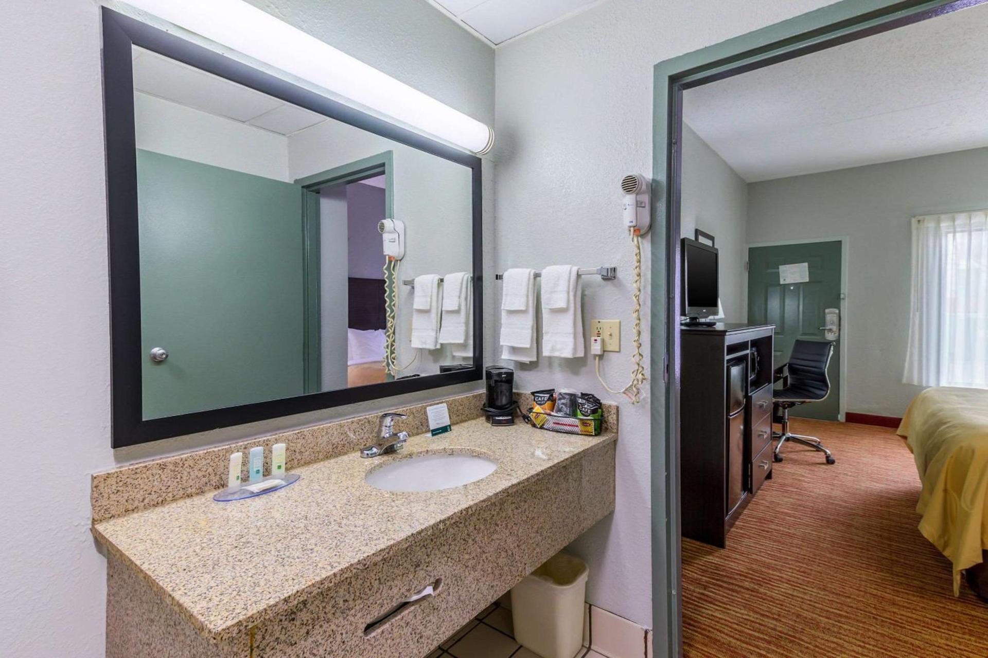 Quality Inn Goodlettsville photo 20