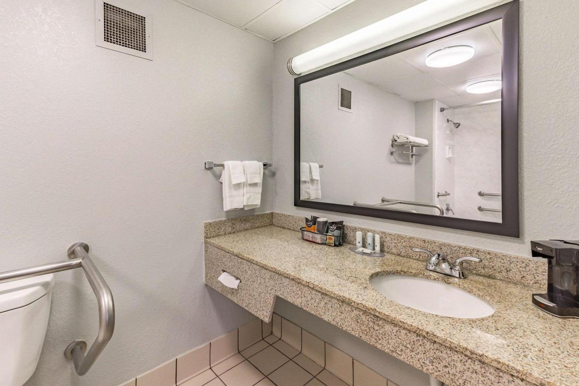 Quality Inn Goodlettsville photo 23