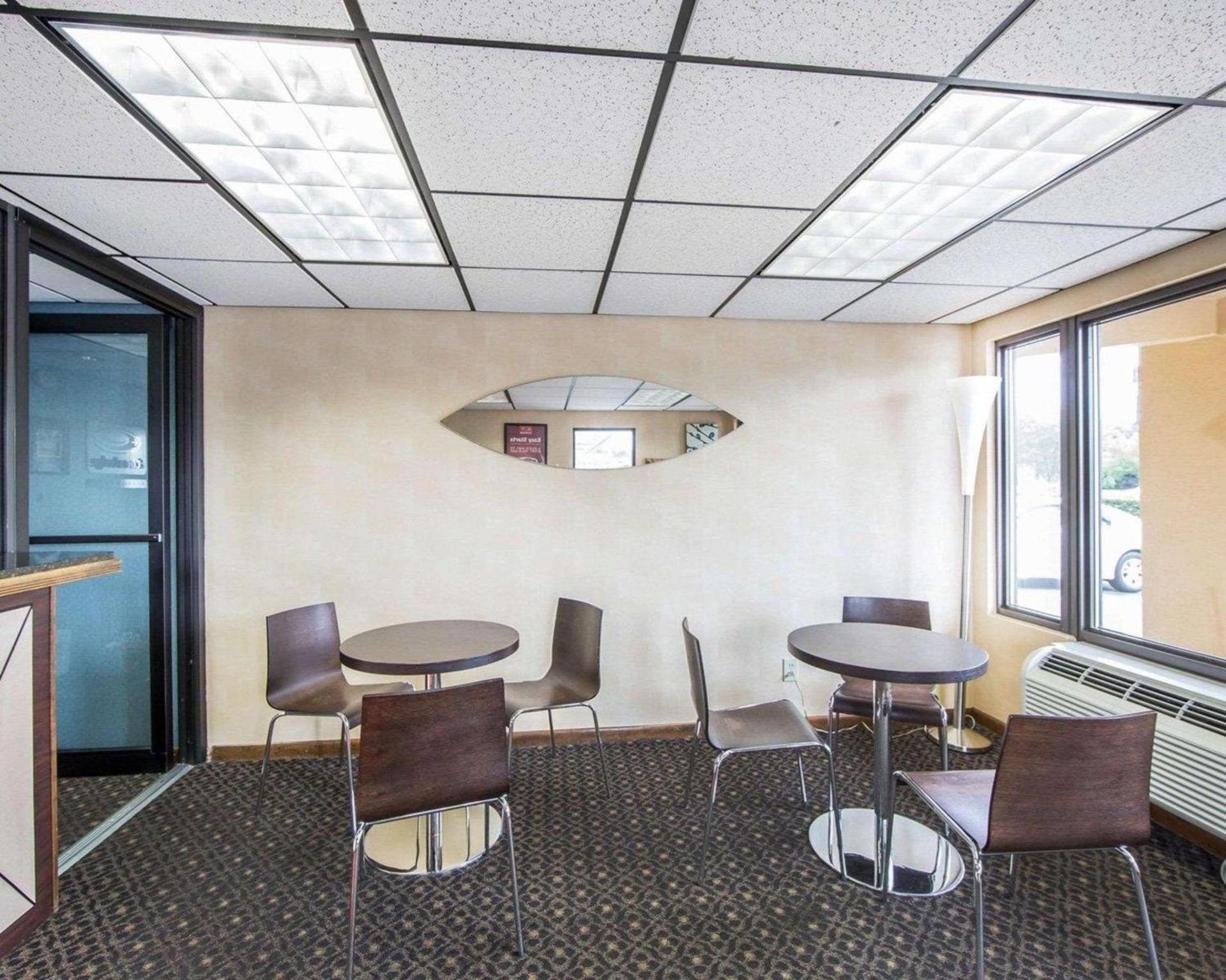 Econo Lodge North photo 13