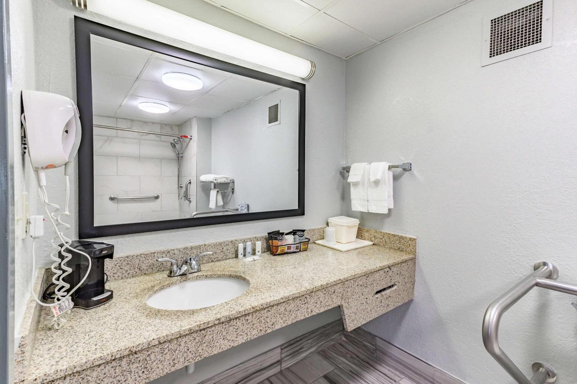 Quality Inn Goodlettsville photo 25