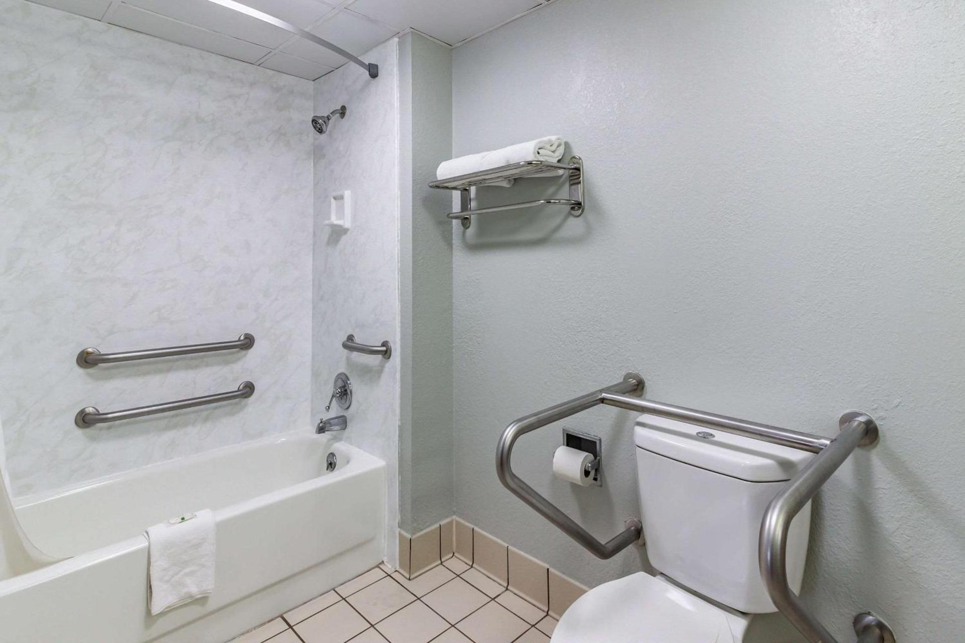 Quality Inn Goodlettsville photo 22