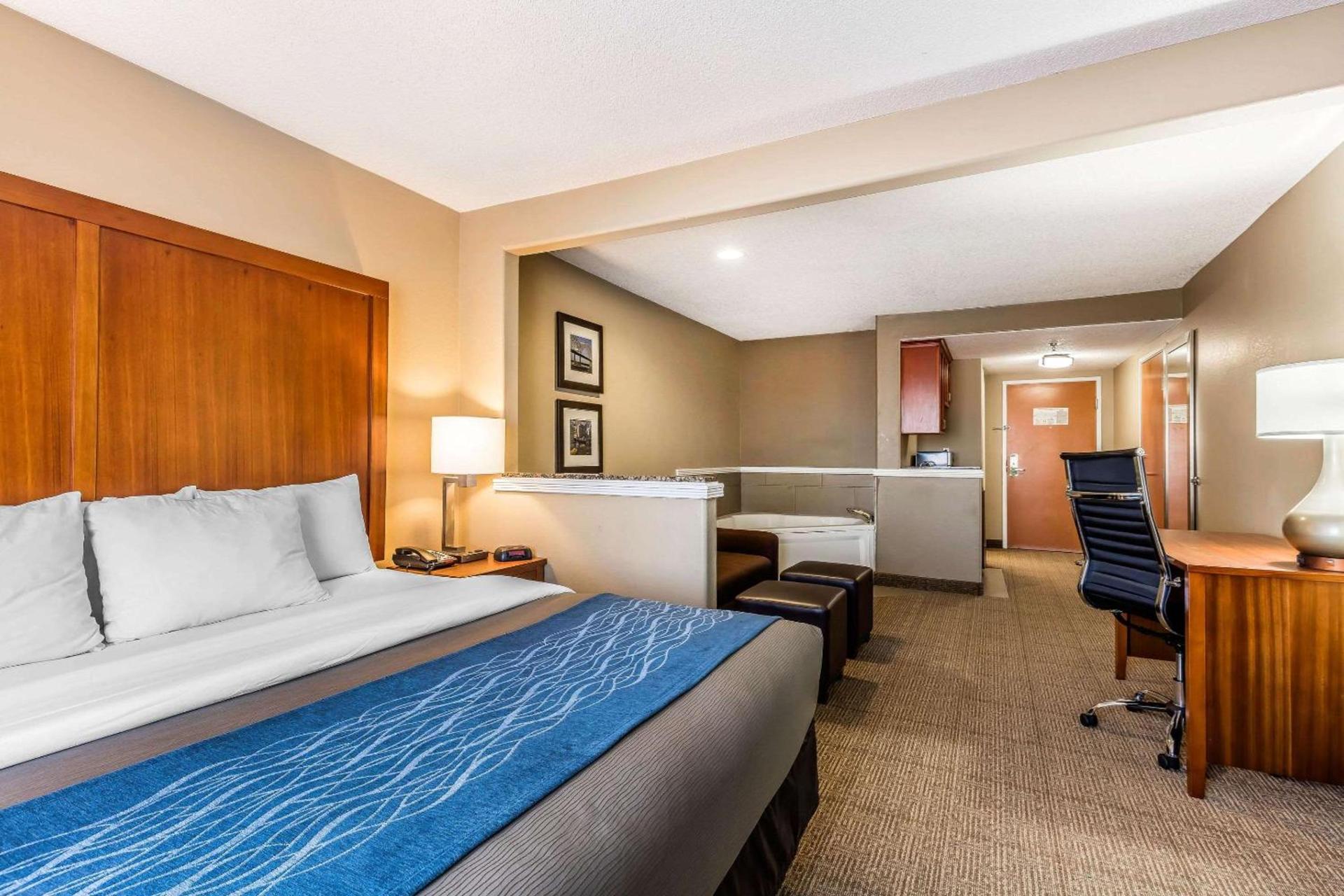 Comfort Inn & Suites Airport-American Way photo 18