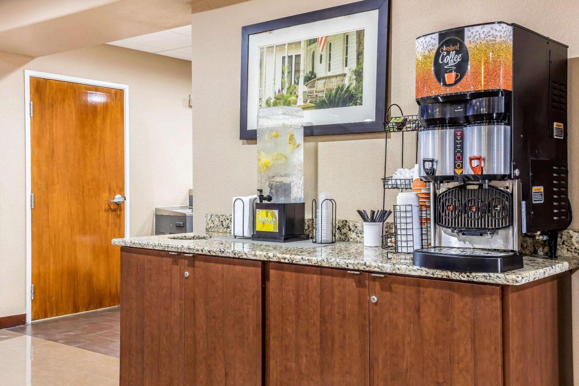 Comfort Inn & Suites Airport-American Way photo 16
