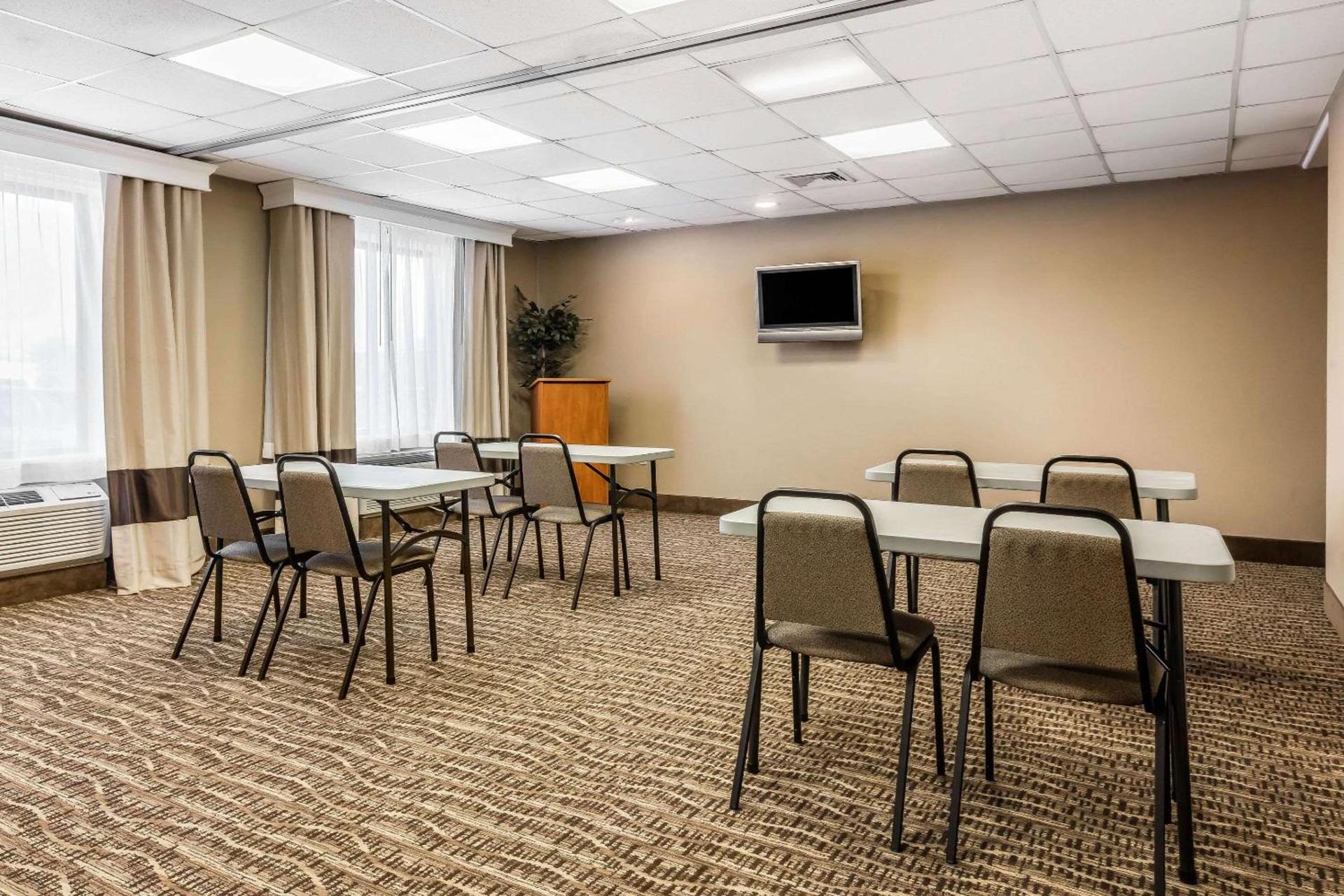 Comfort Inn & Suites Airport-American Way photo 14