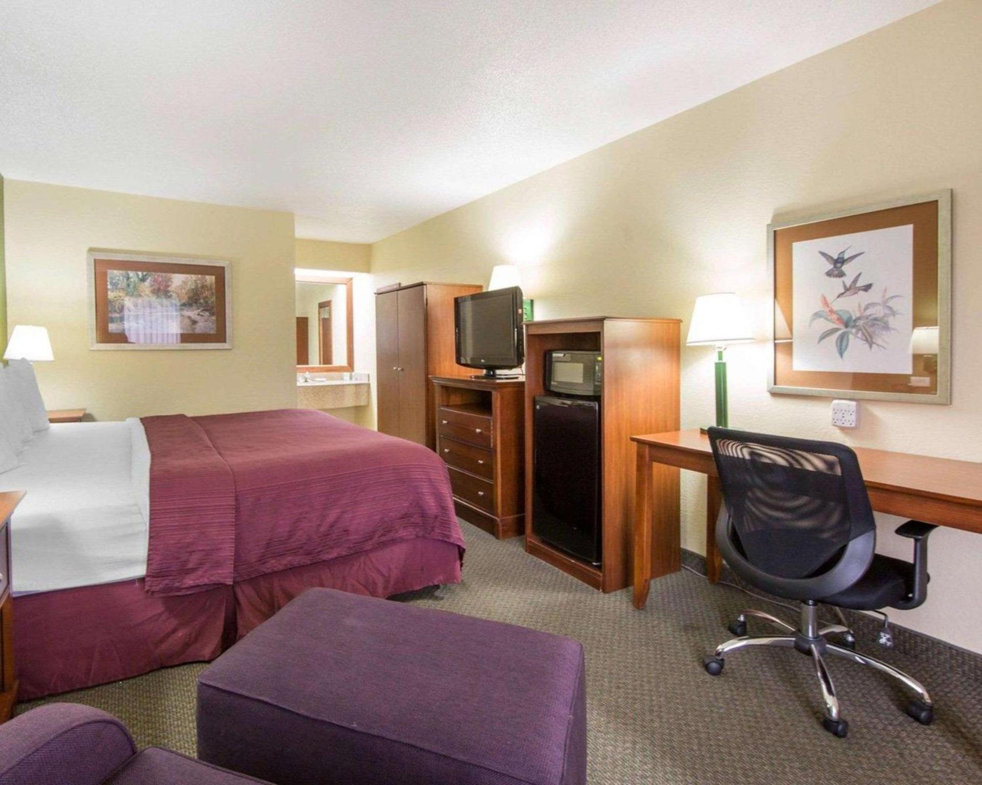 Quality Inn Merchants Drive photo 27