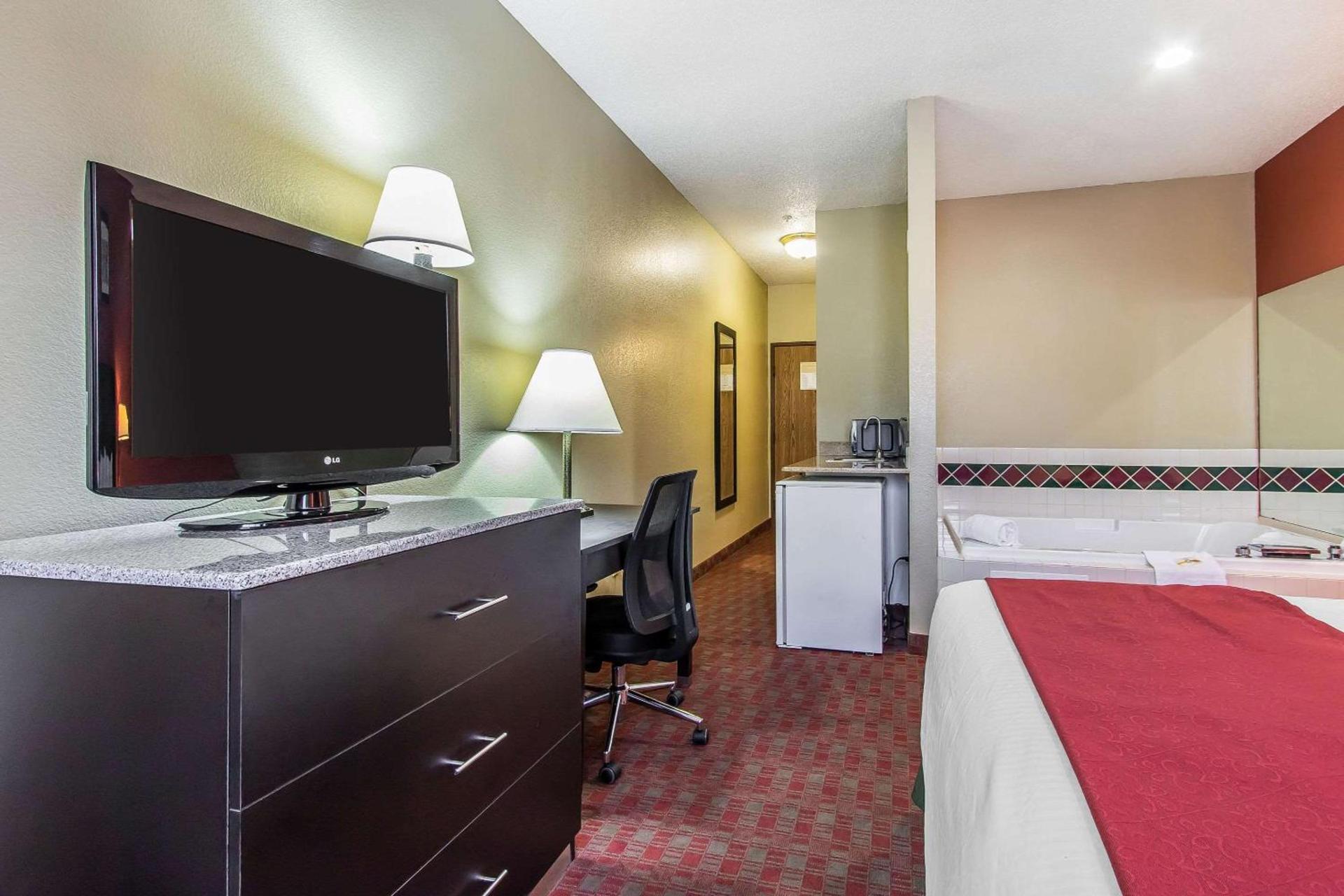 Quality Inn & Suites photo 38