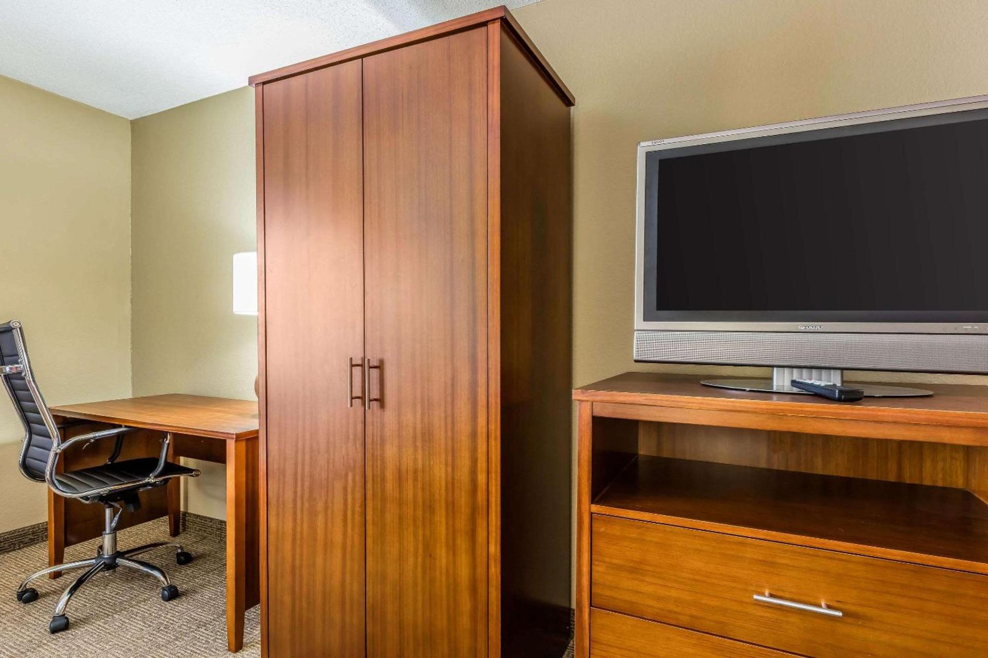 Comfort Inn & Suites Airport-American Way photo 5