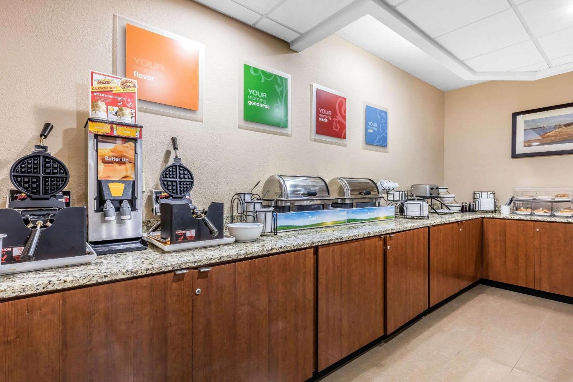 Comfort Inn & Suites Airport-American Way photo 4