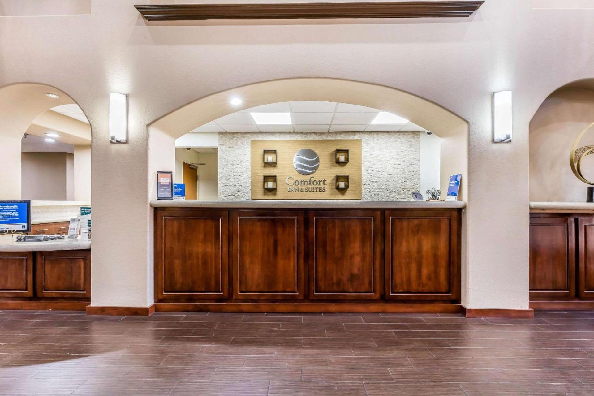 Comfort Inn & Suites Airport-American Way photo 2