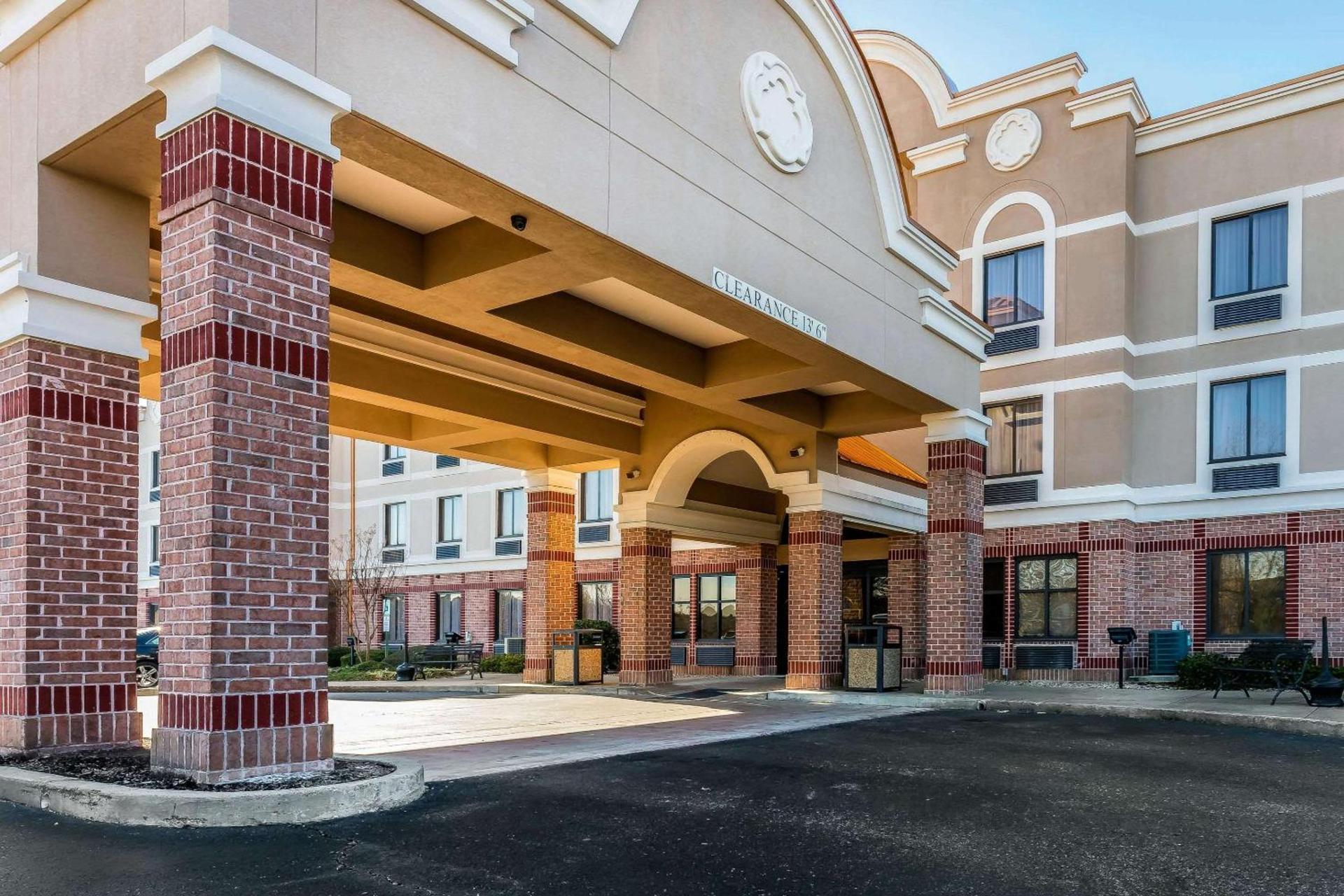 Comfort Inn & Suites Airport-American Way photo 1