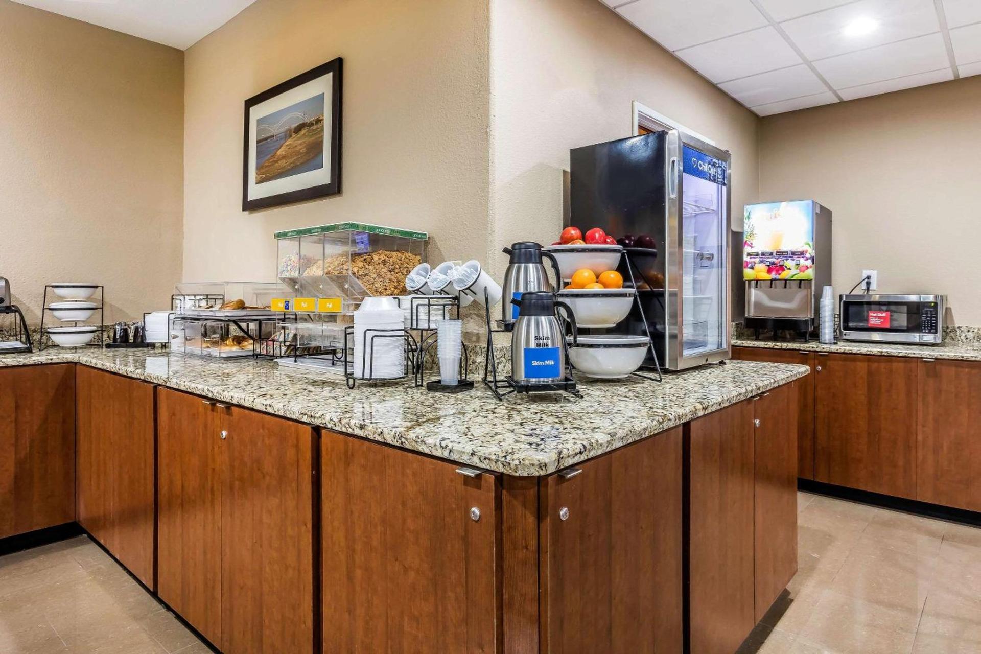 Comfort Inn & Suites Airport-American Way photo 23