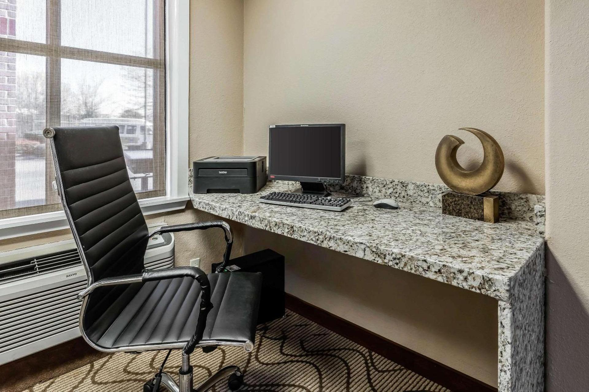 Comfort Inn & Suites Airport-American Way photo 24