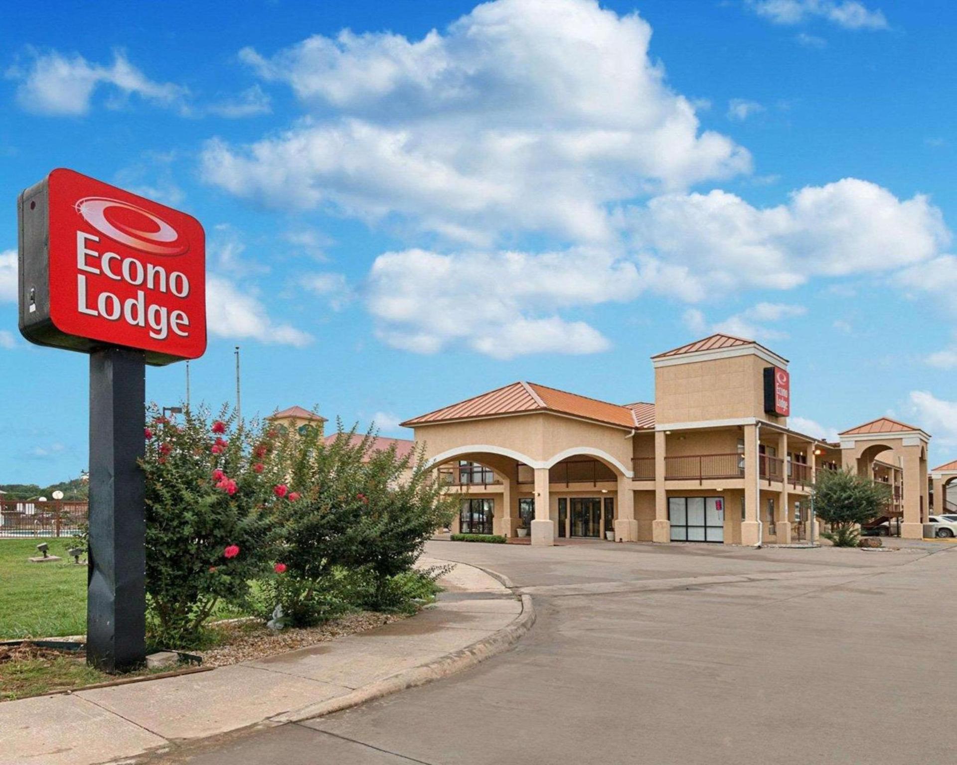 Econo Lodge Hillsboro I-35 photo 2
