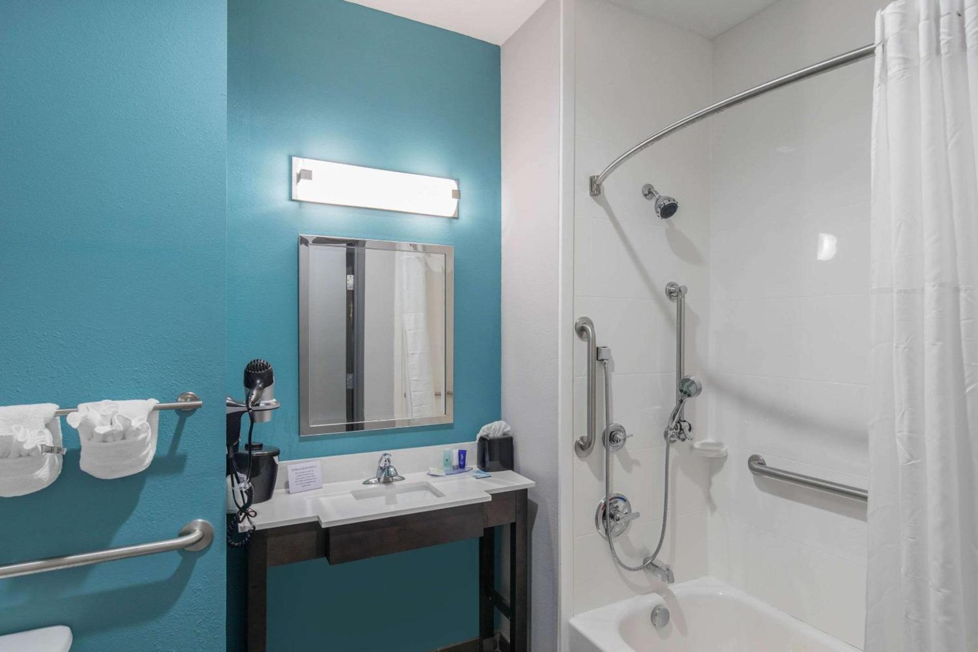 Clarion Inn & Suites DFW North photo 32