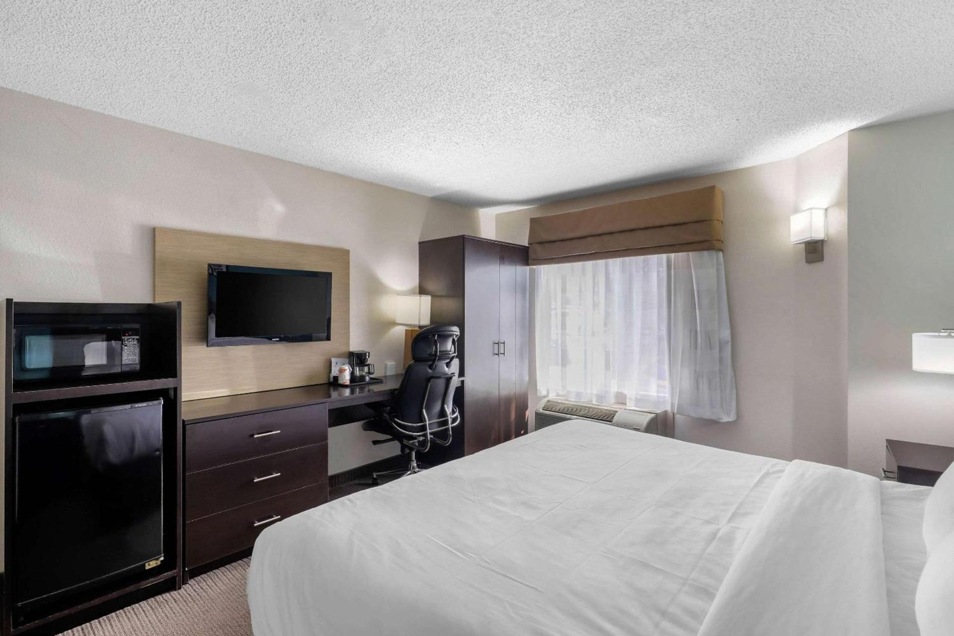 Clarion Inn & Suites DFW North photo 8