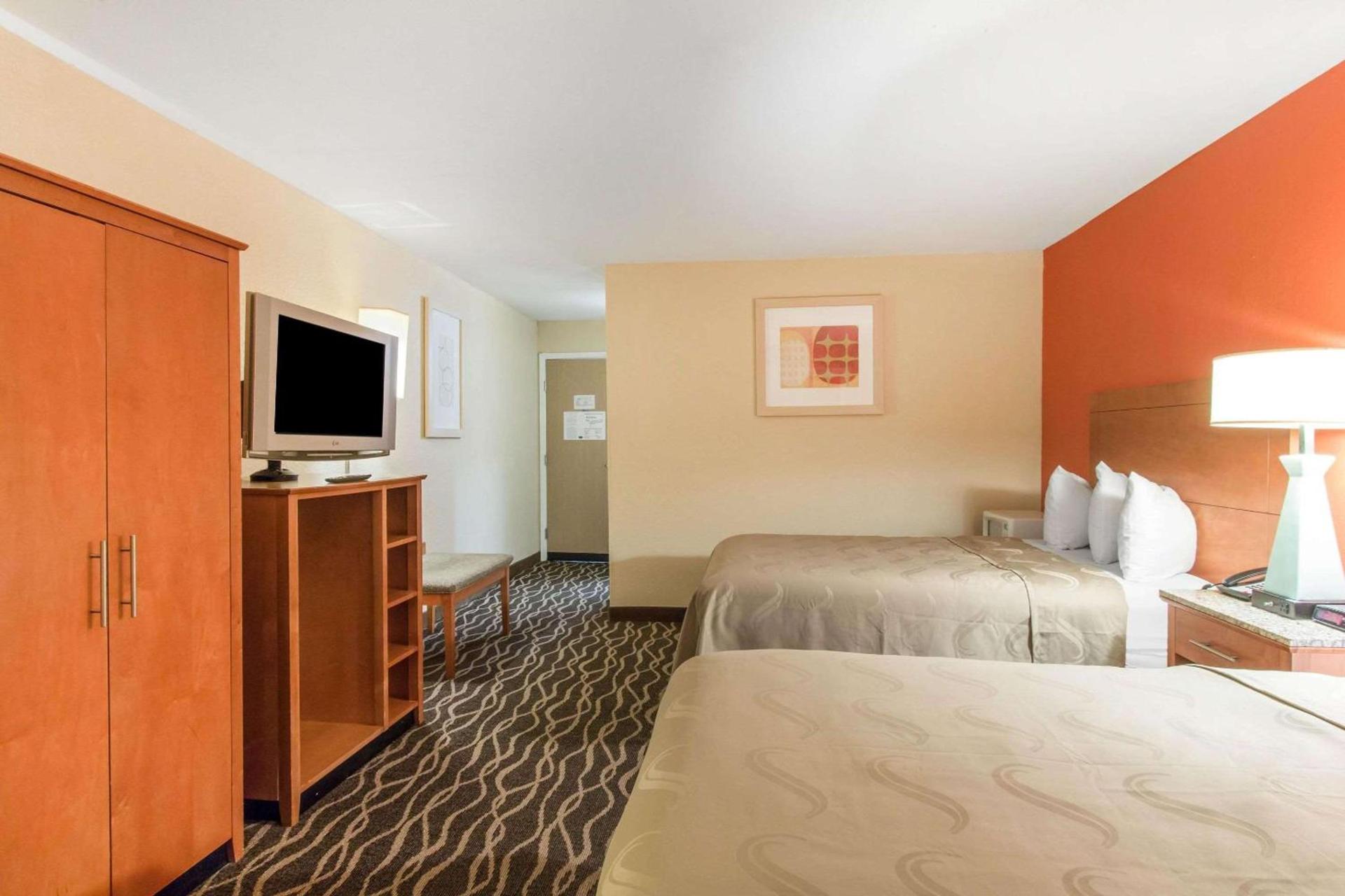 Quality Inn & Suites I-35 near Frost Bank Center photo 11