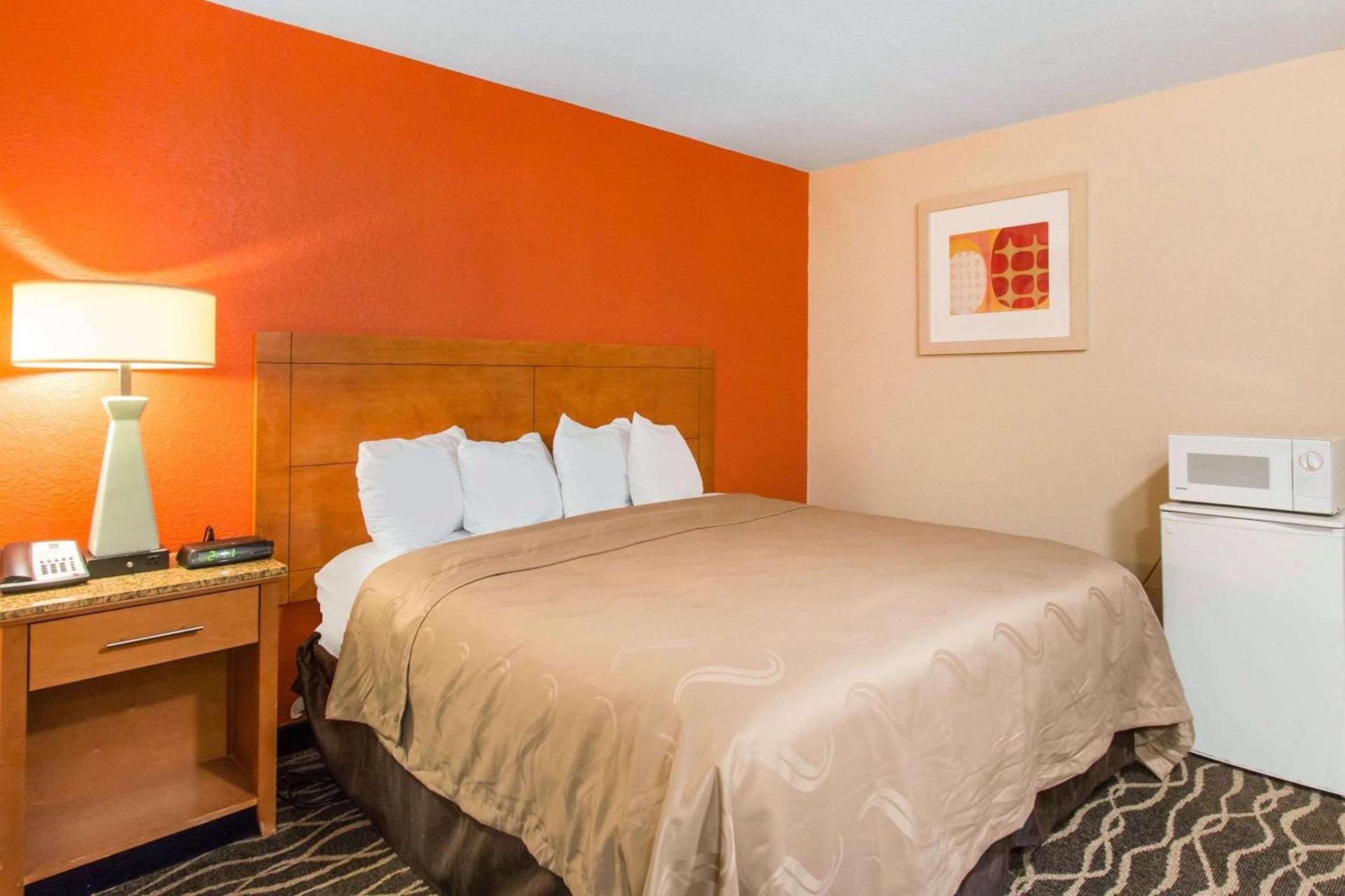 Quality Inn & Suites I-35 near Frost Bank Center photo 12