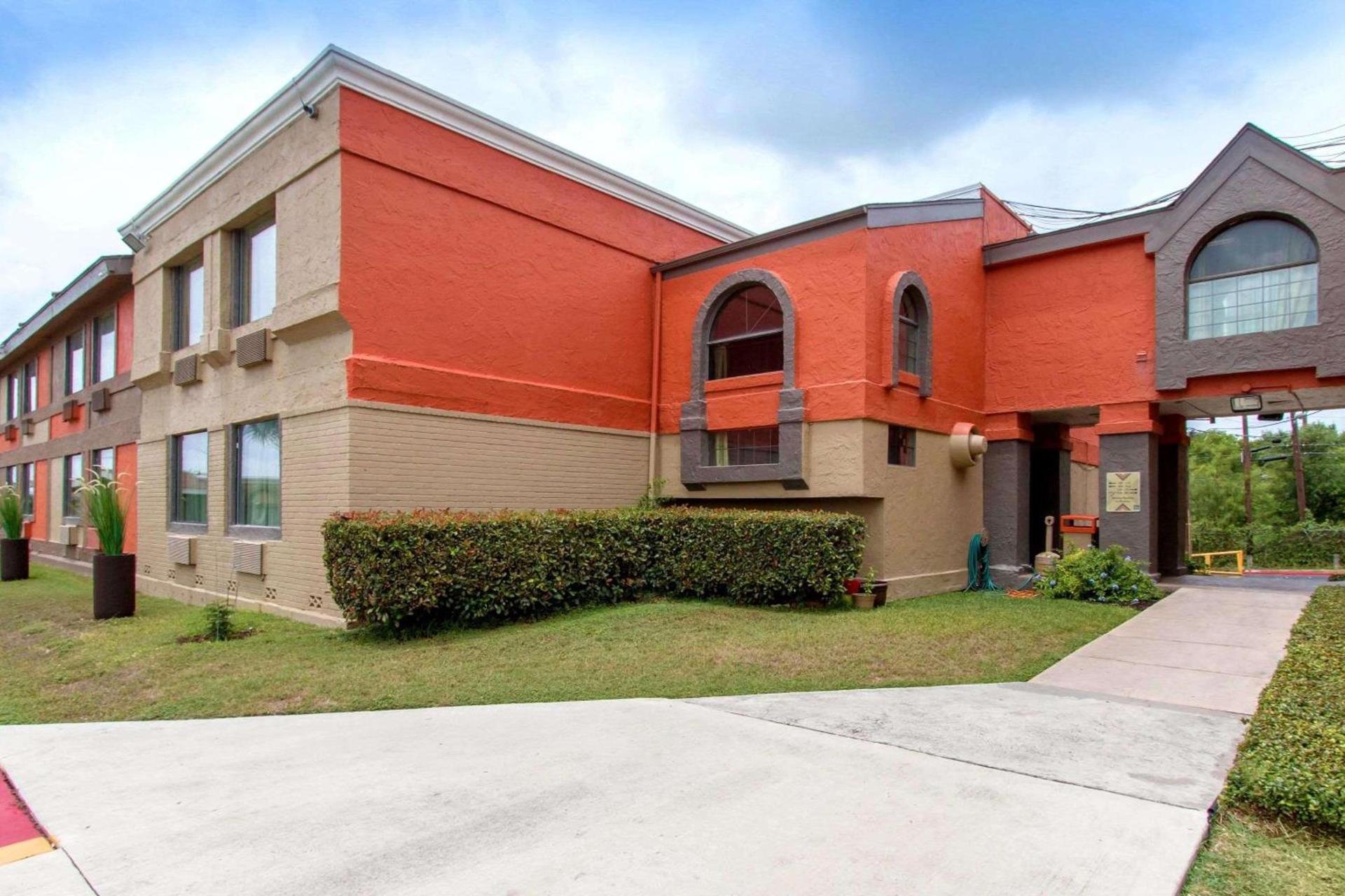 Quality Inn & Suites I-35 near Frost Bank Center photo 4