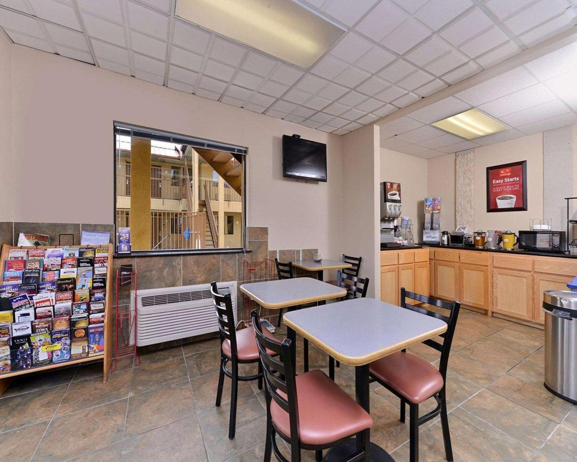 Econo Lodge photo 13