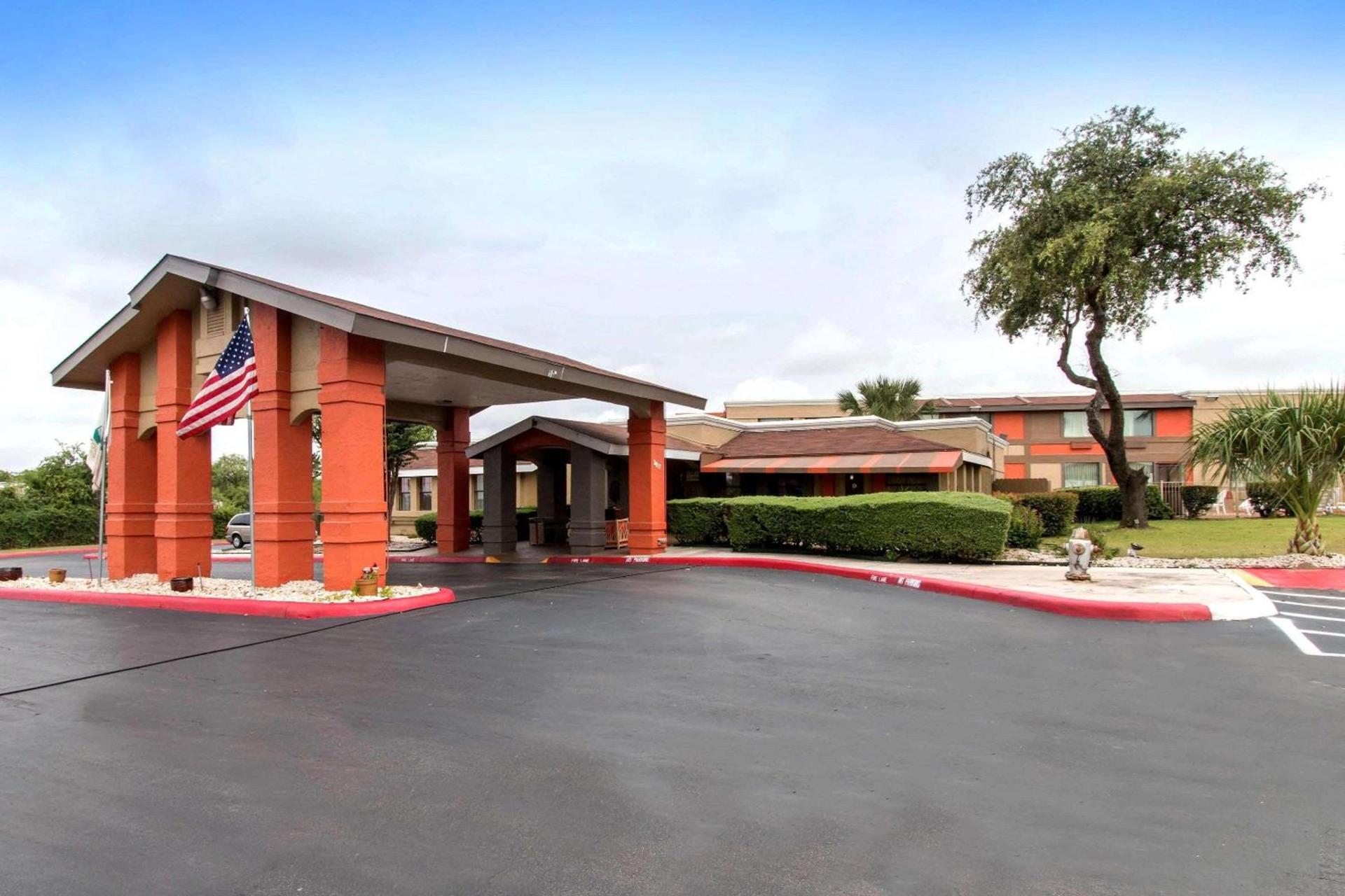 Quality Inn & Suites I-35 near Frost Bank Center photo 1