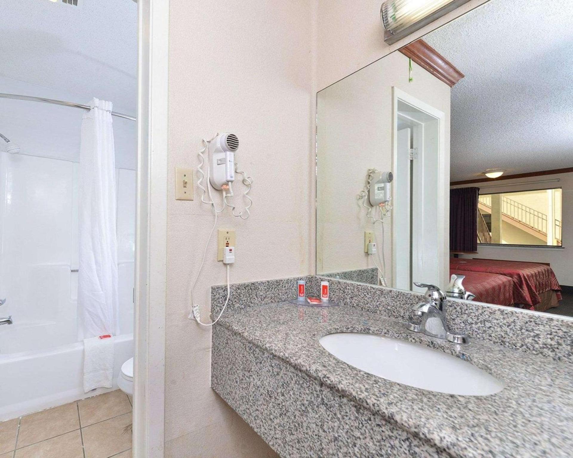 Econo Lodge photo 12