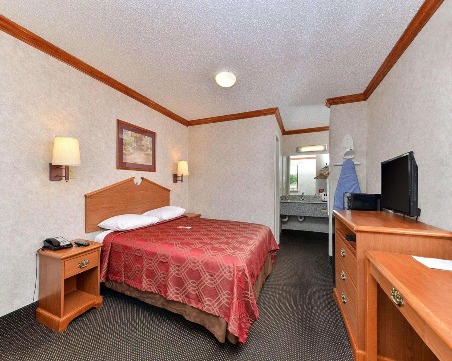Econo Lodge photo 11