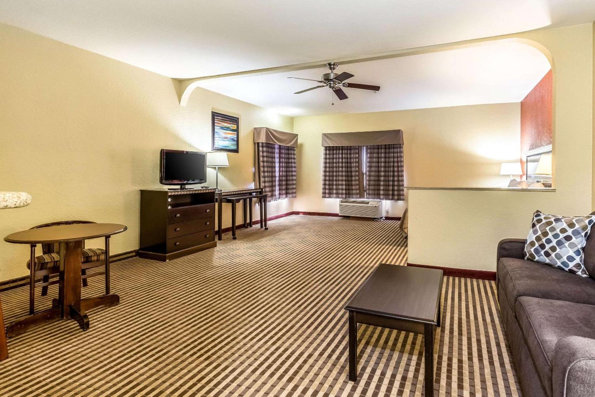 Studio 6 Suites Houston, TX - Spring photo 15