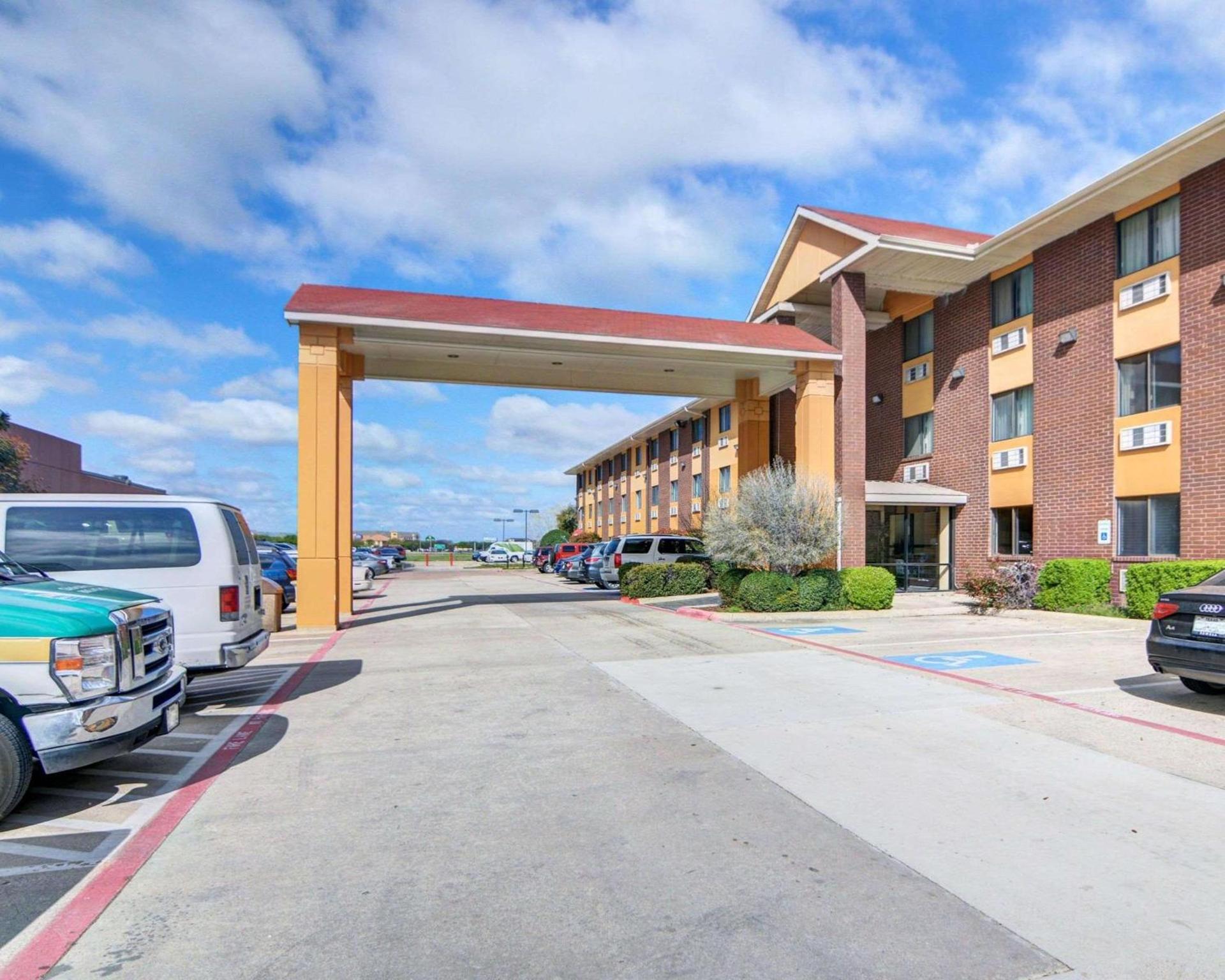 Quality Inn DFW Airport North photo 2