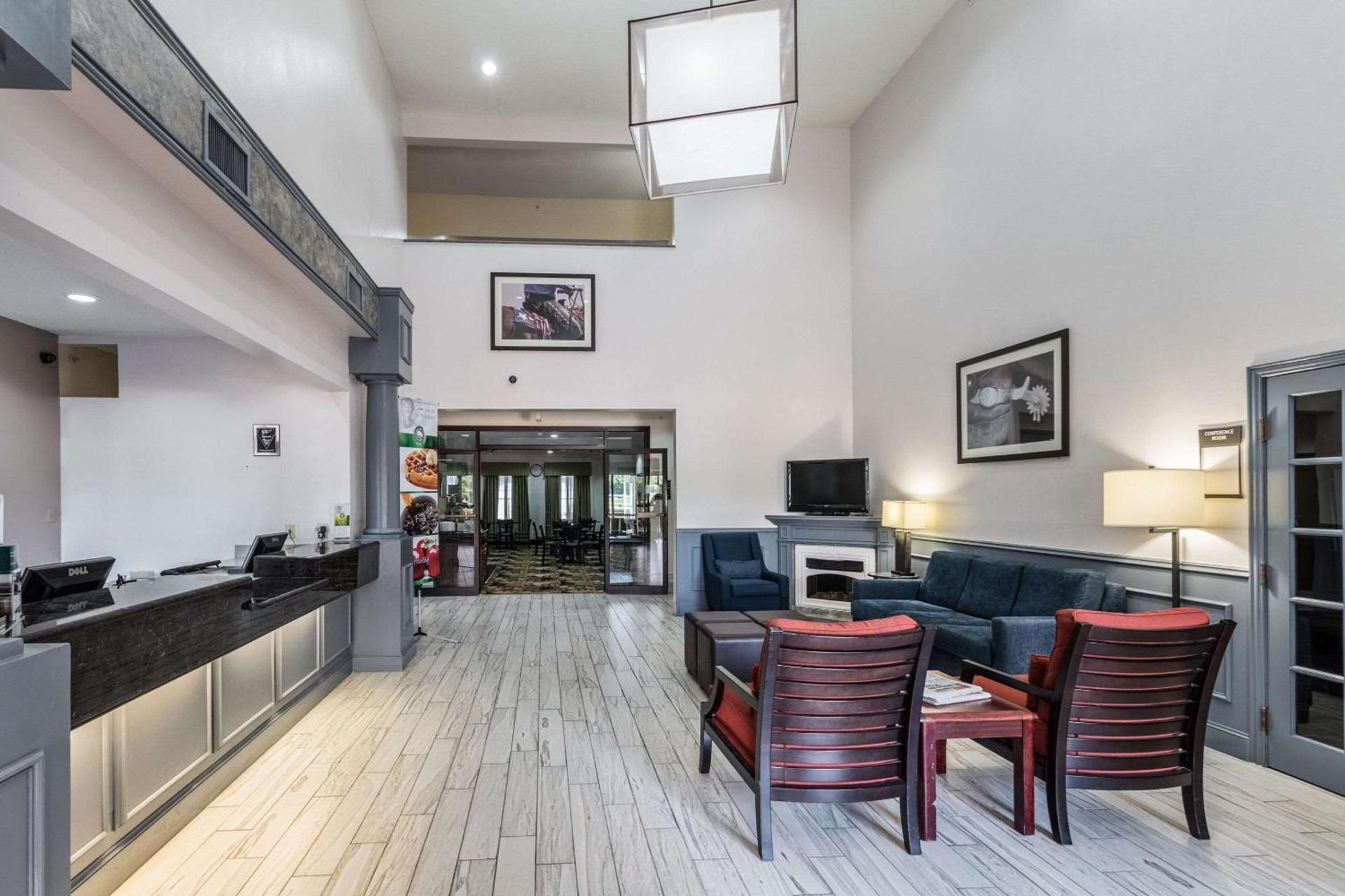 Quality Suites Burleson - Ft Worth photo 3