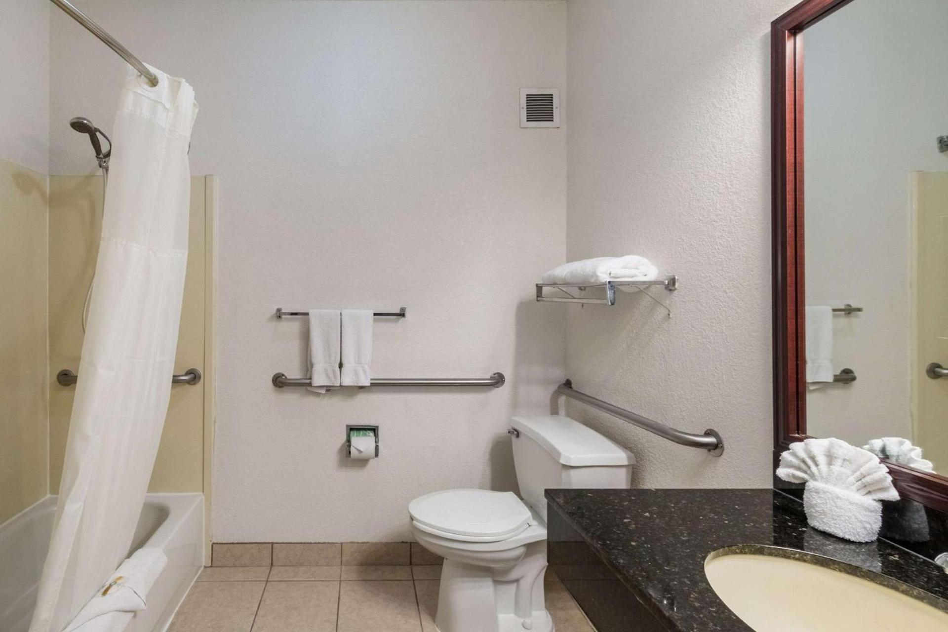 Quality Suites Burleson - Ft Worth photo 20