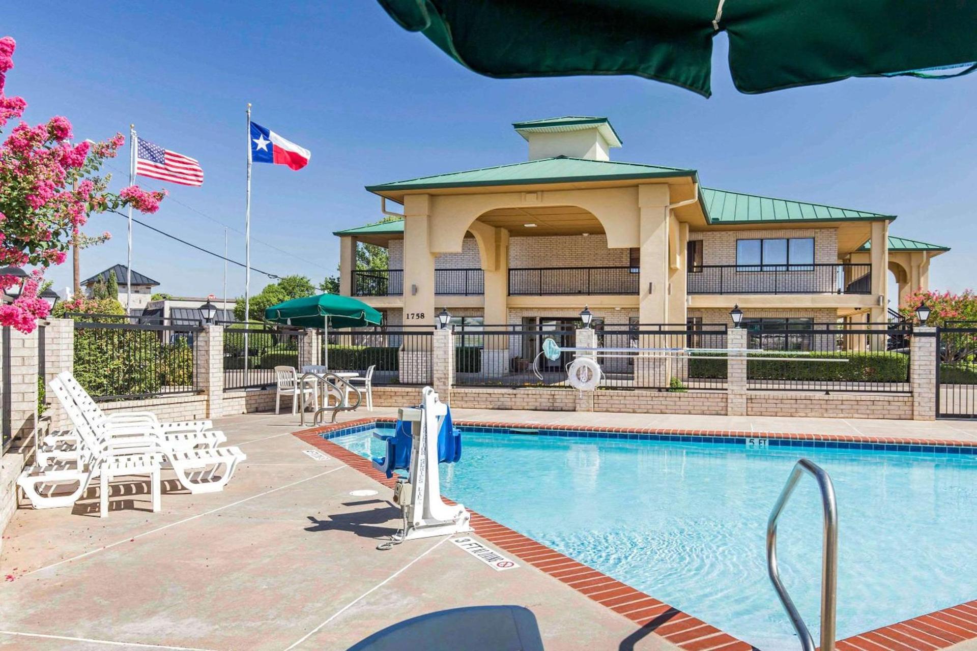 Quality Inn & Suites photo 16