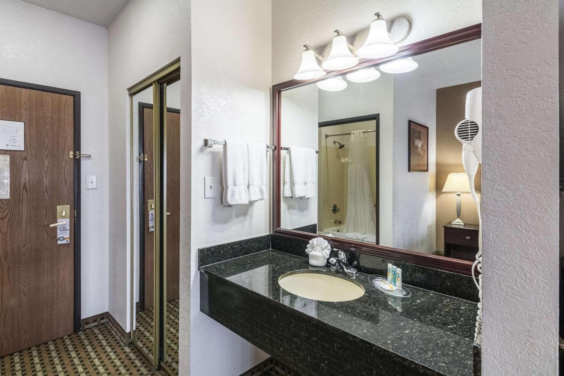 Quality Suites Burleson - Ft Worth photo 18