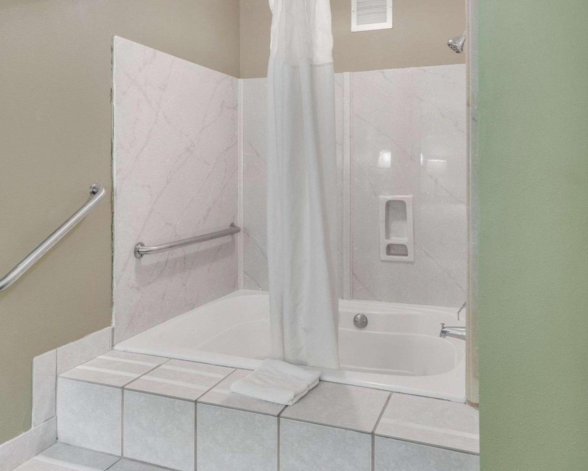 Quality Inn Mt Pleasant photo 11