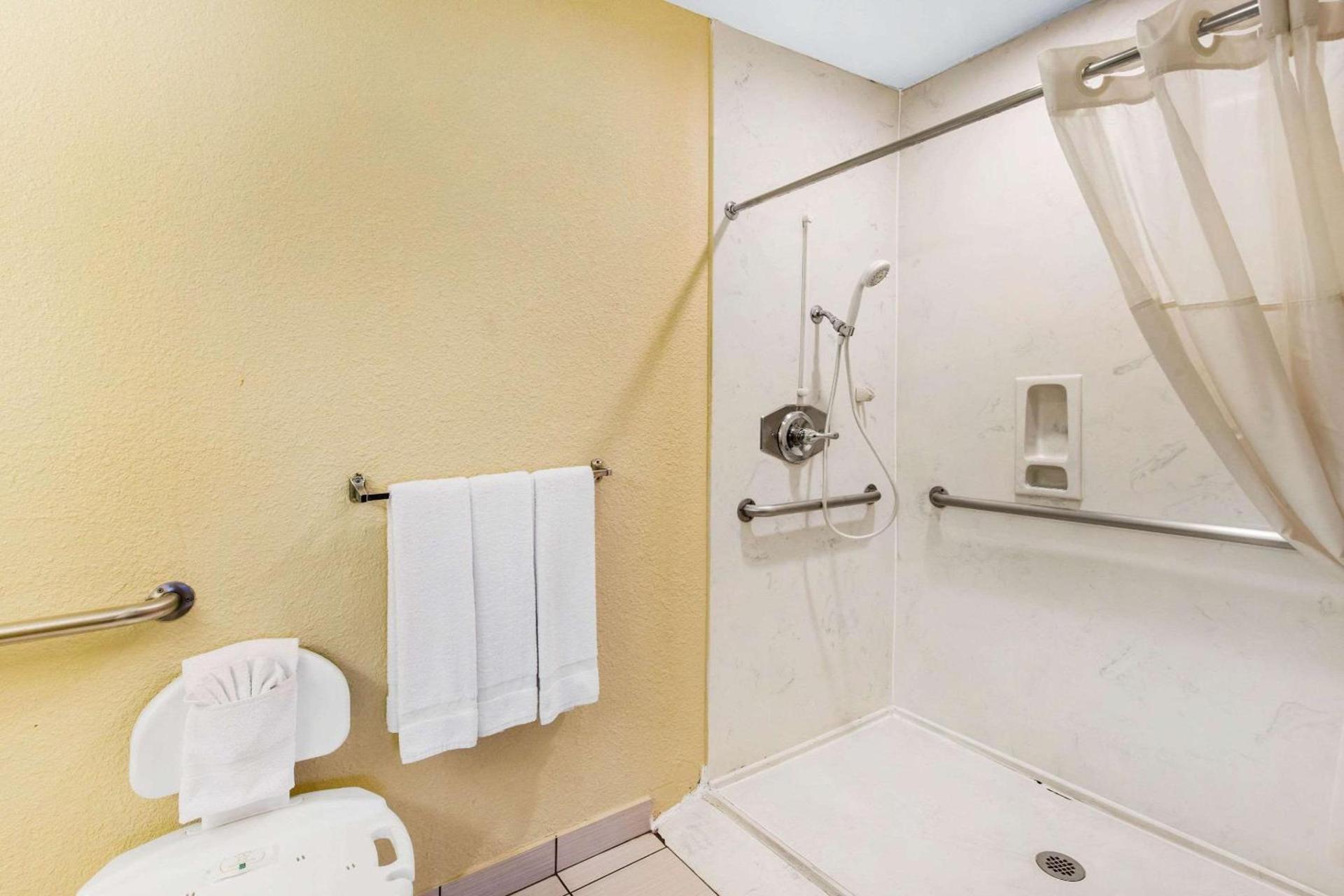 Quality Inn & Suites photo 17