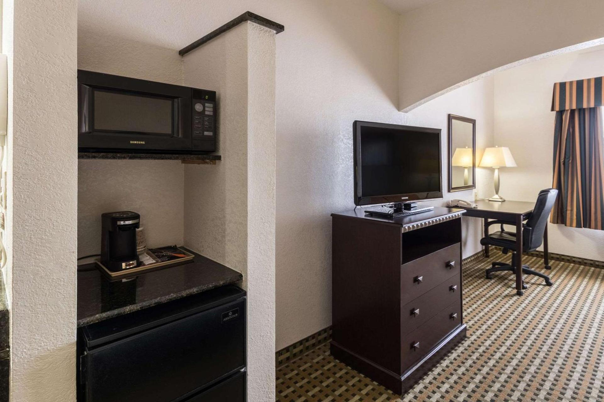 Quality Suites Burleson - Ft Worth photo 15