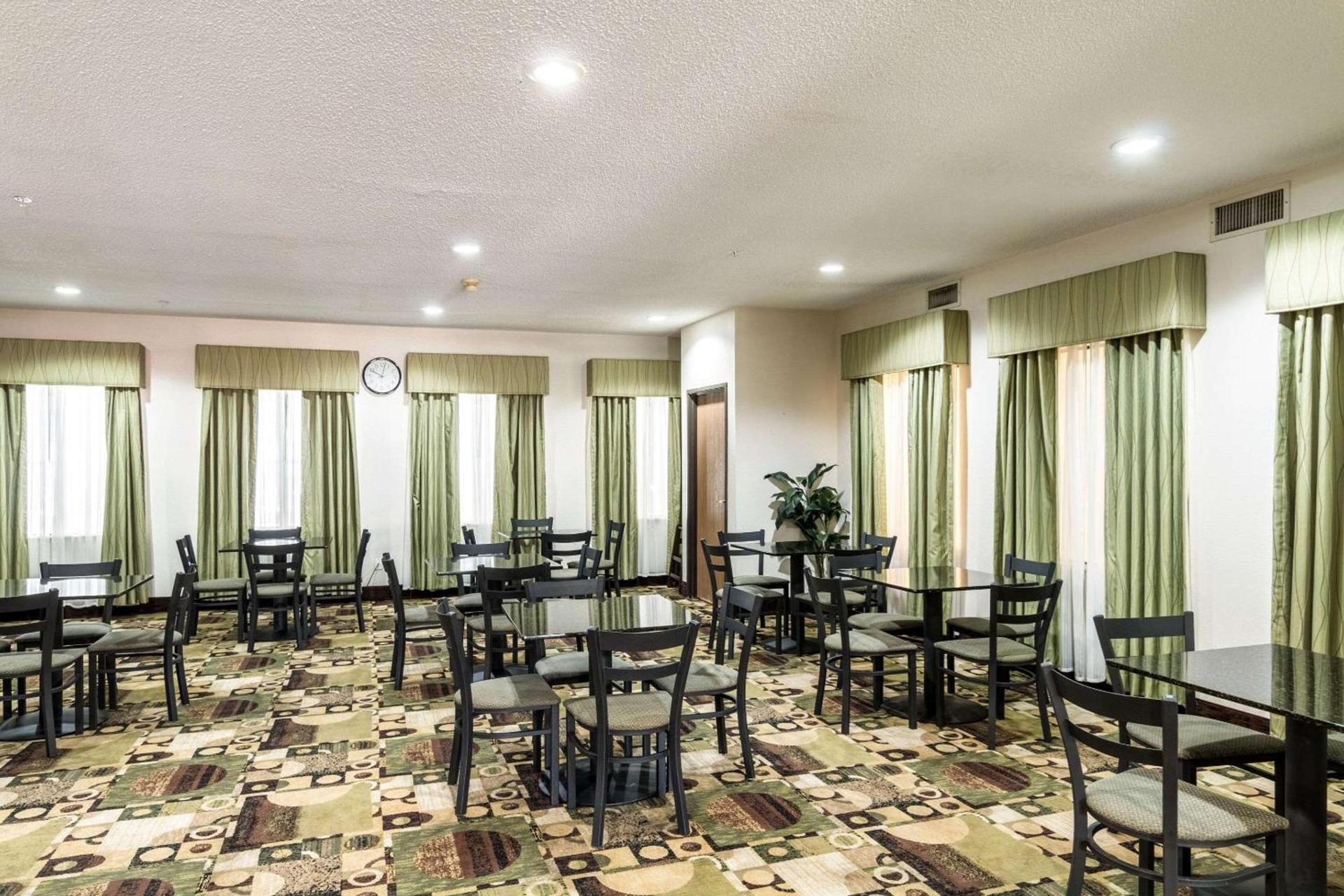 Quality Suites Burleson - Ft Worth photo 32