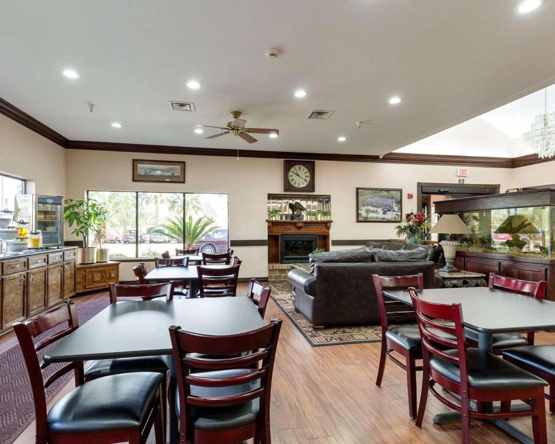 Comfort Suites Lake Jackson Clute photo 23