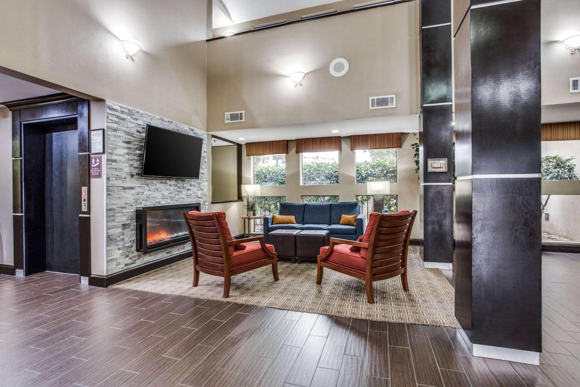 Comfort Inn & Suites Love Field-Dallas Market Center photo 6