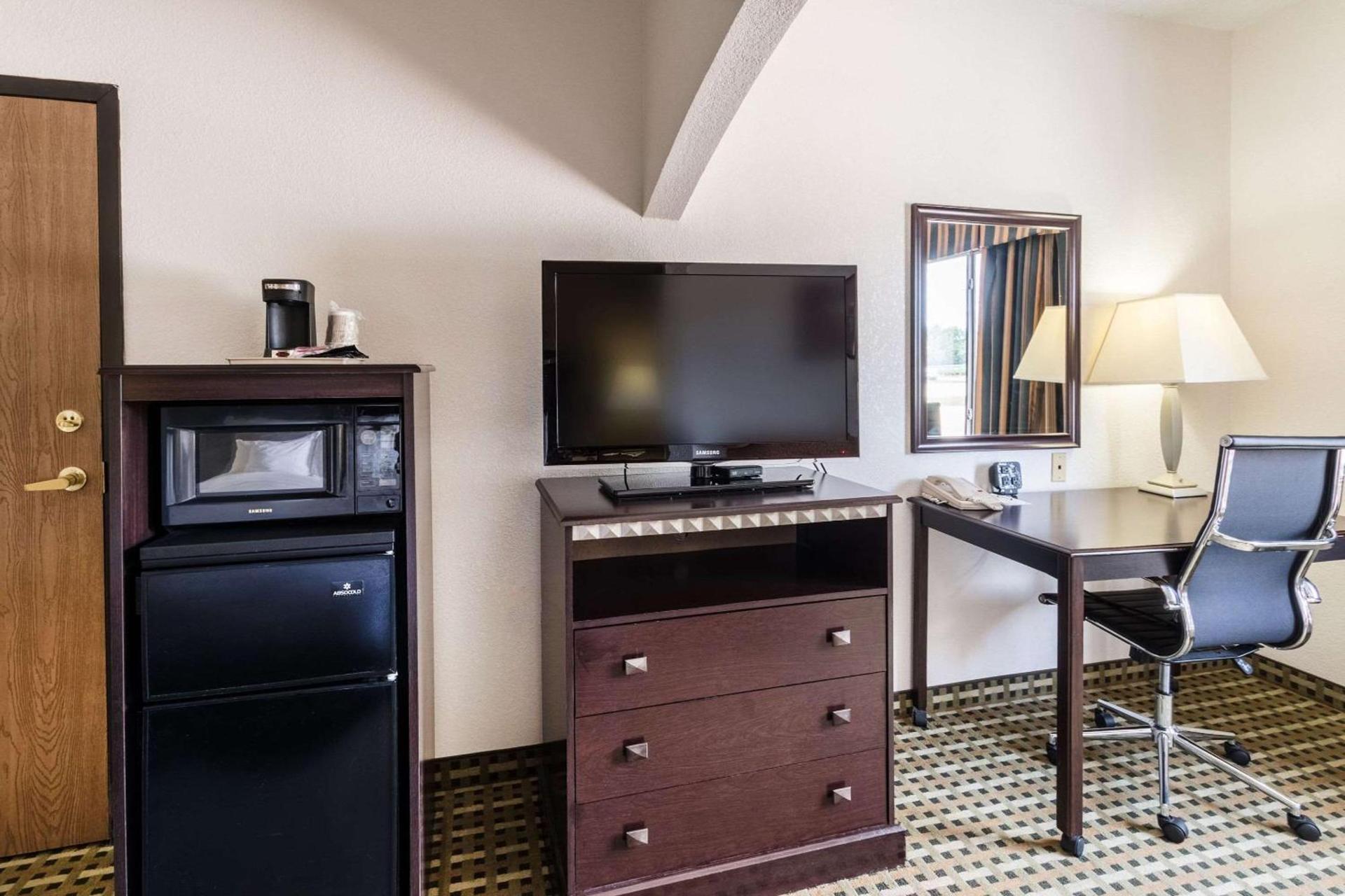 Quality Suites Burleson - Ft Worth photo 11
