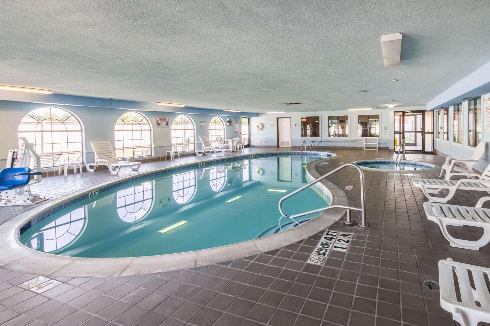 Quality Suites Burleson - Ft Worth photo 22