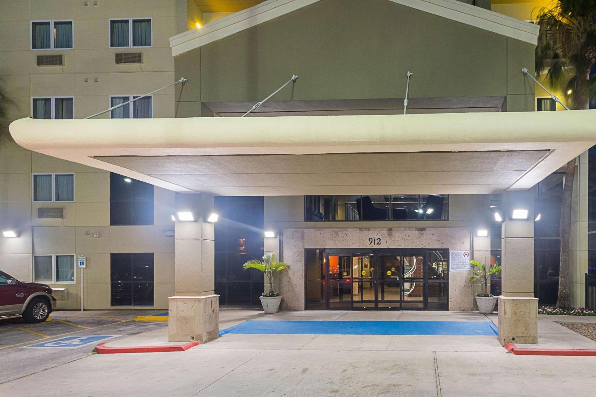 Comfort Suites Beachside photo 4