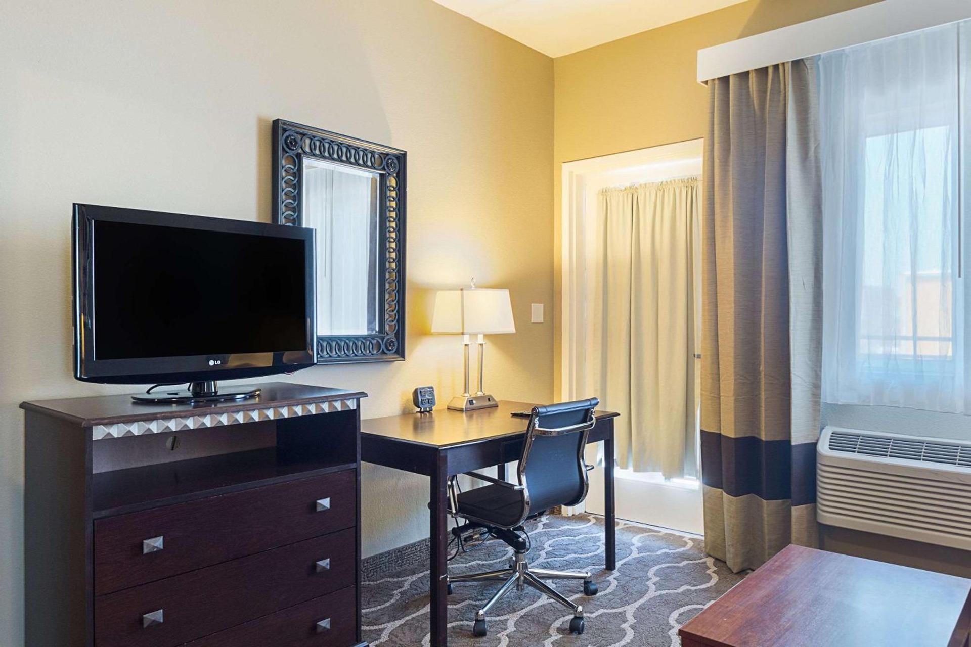 Comfort Suites Beachside photo 21