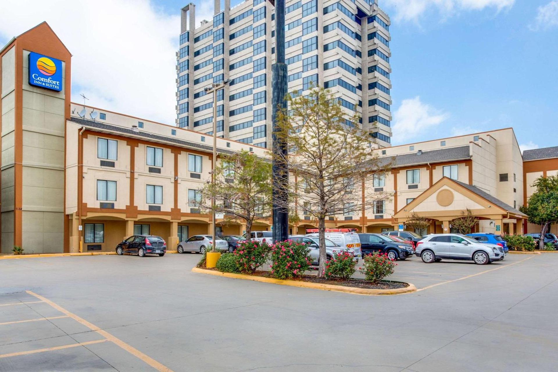 Comfort Inn & Suites Love Field-Dallas Market Center photo 1