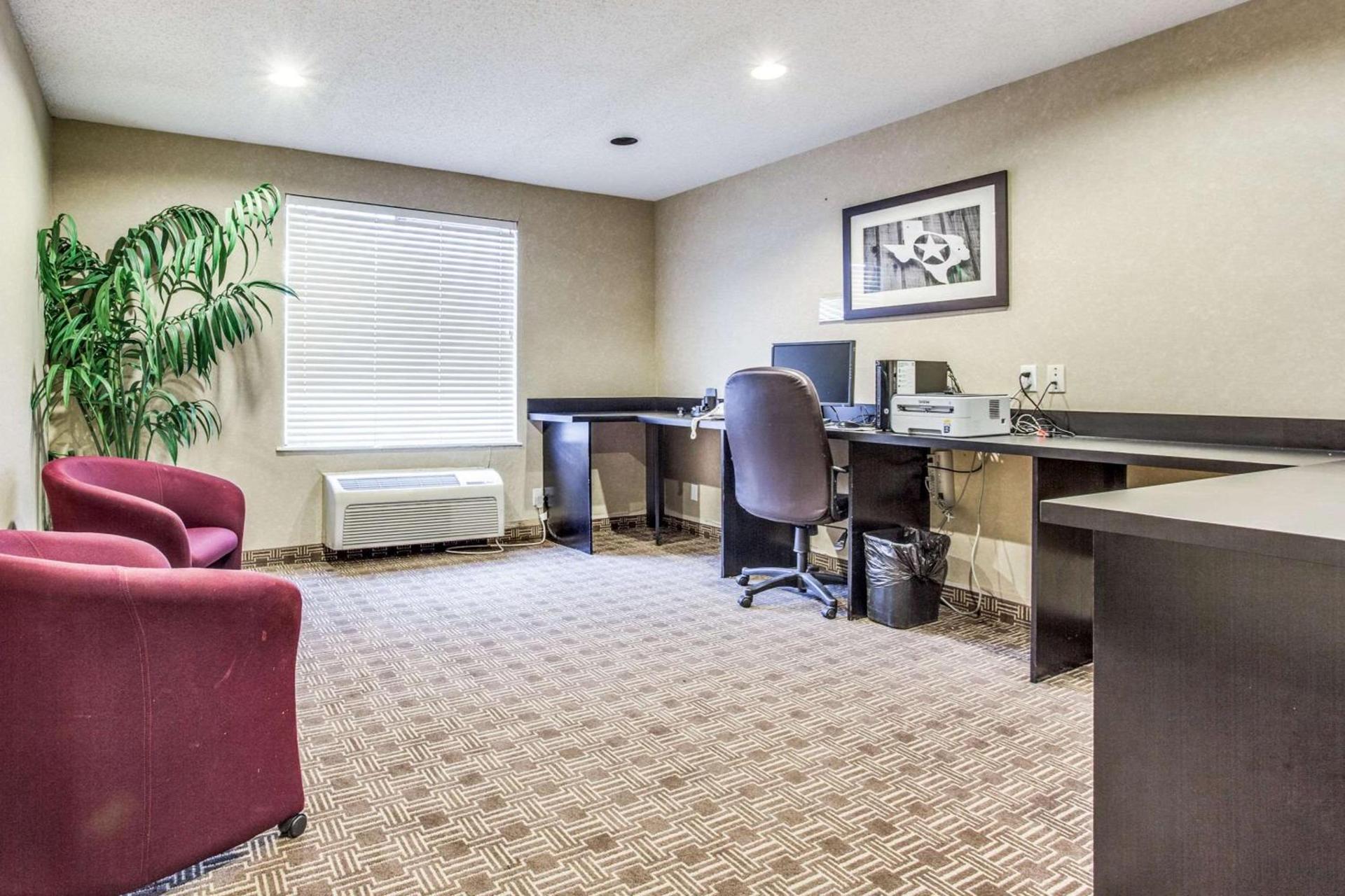 Comfort Inn & Suites Love Field-Dallas Market Center photo 21