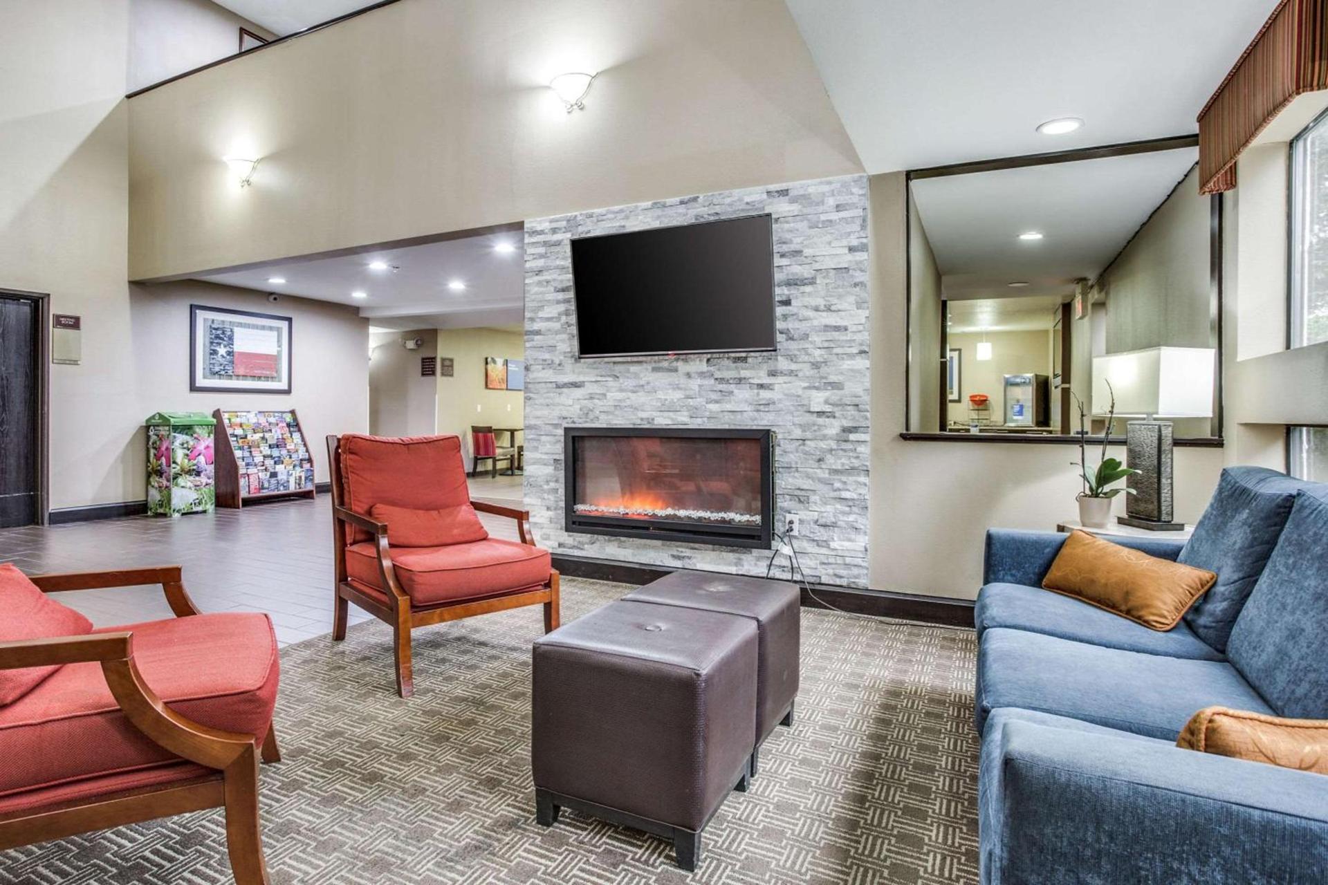 Comfort Inn & Suites Love Field-Dallas Market Center photo 7