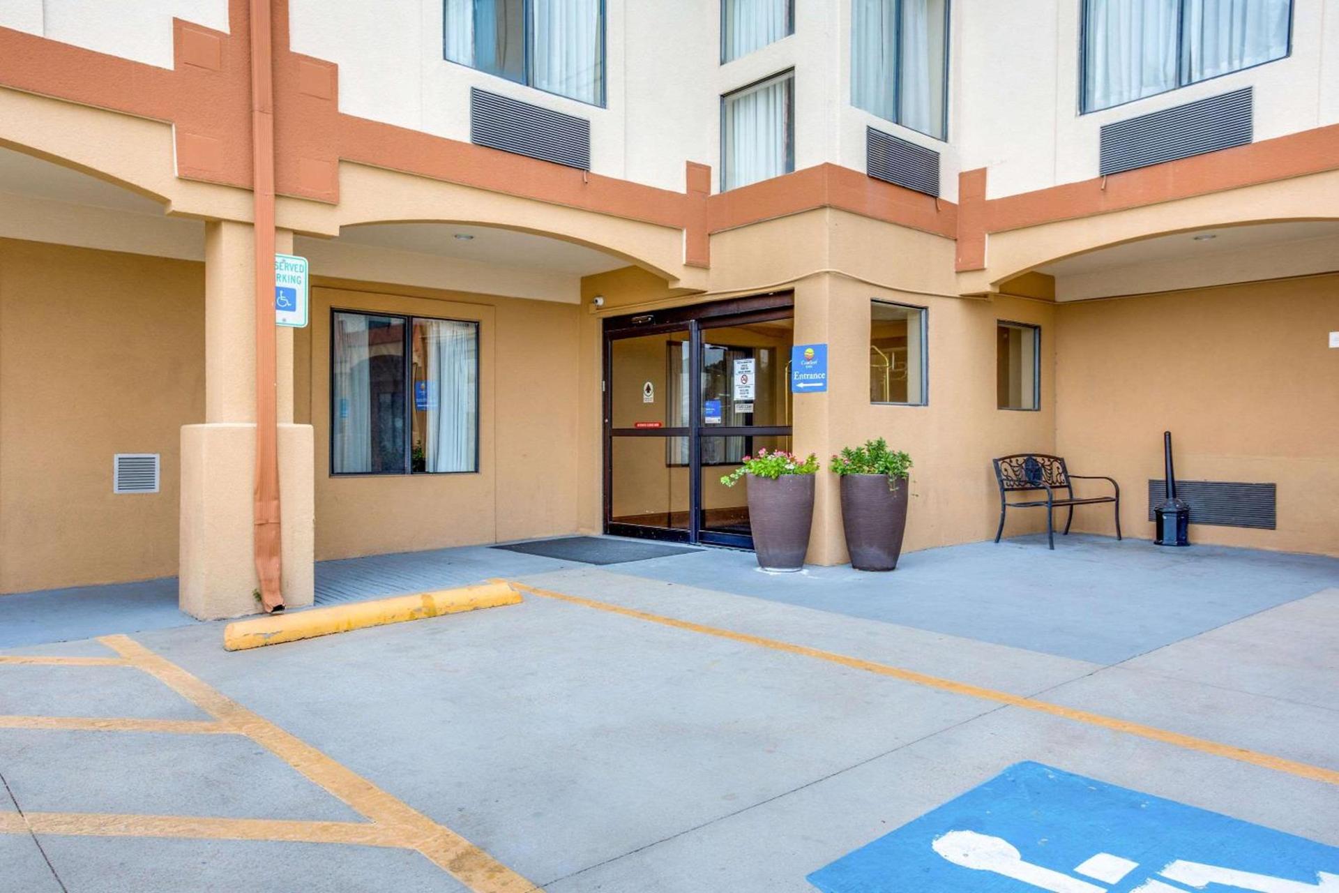 Comfort Inn & Suites Love Field-Dallas Market Center photo 3