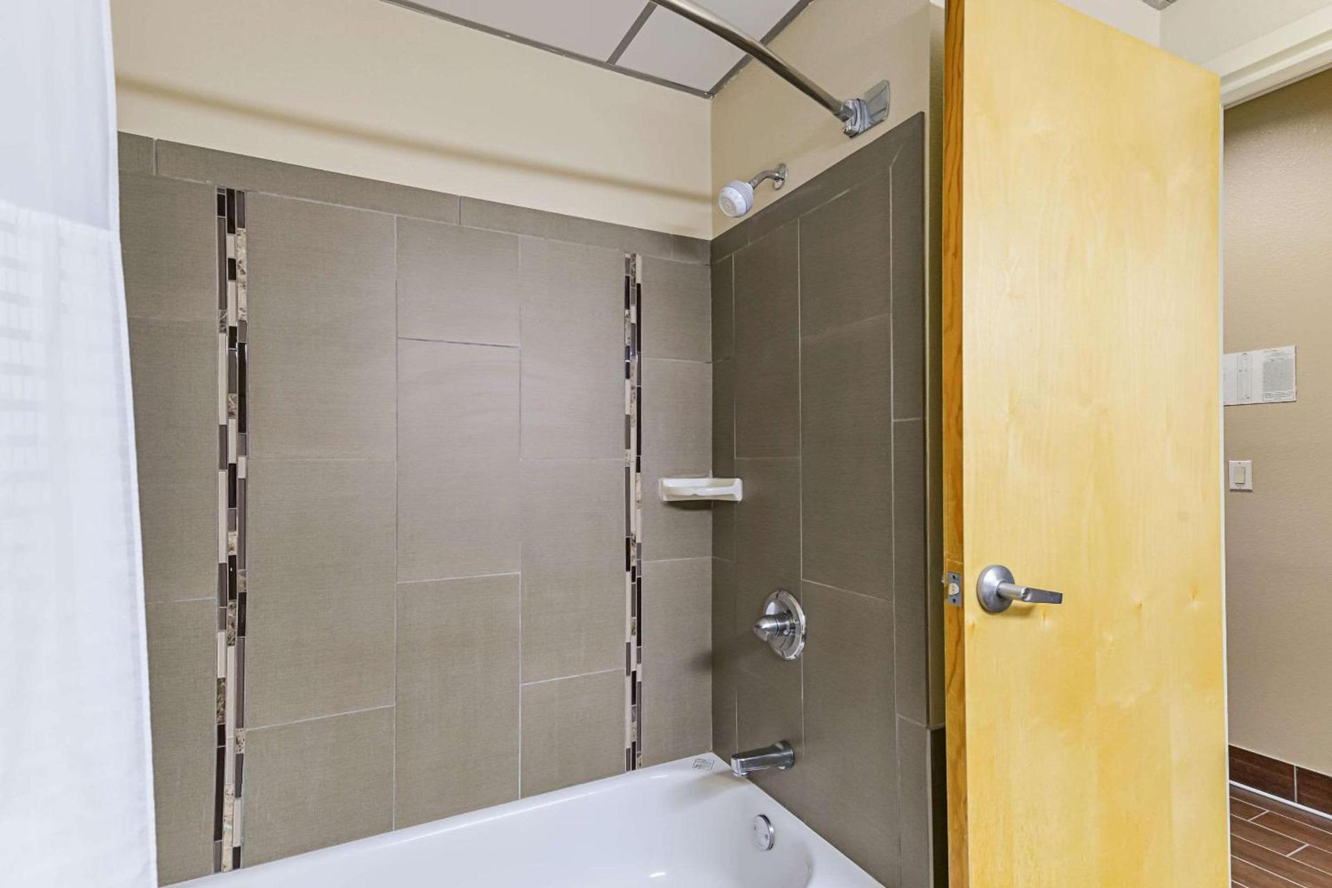 Quality Suites Lubbock Southwest photo 15
