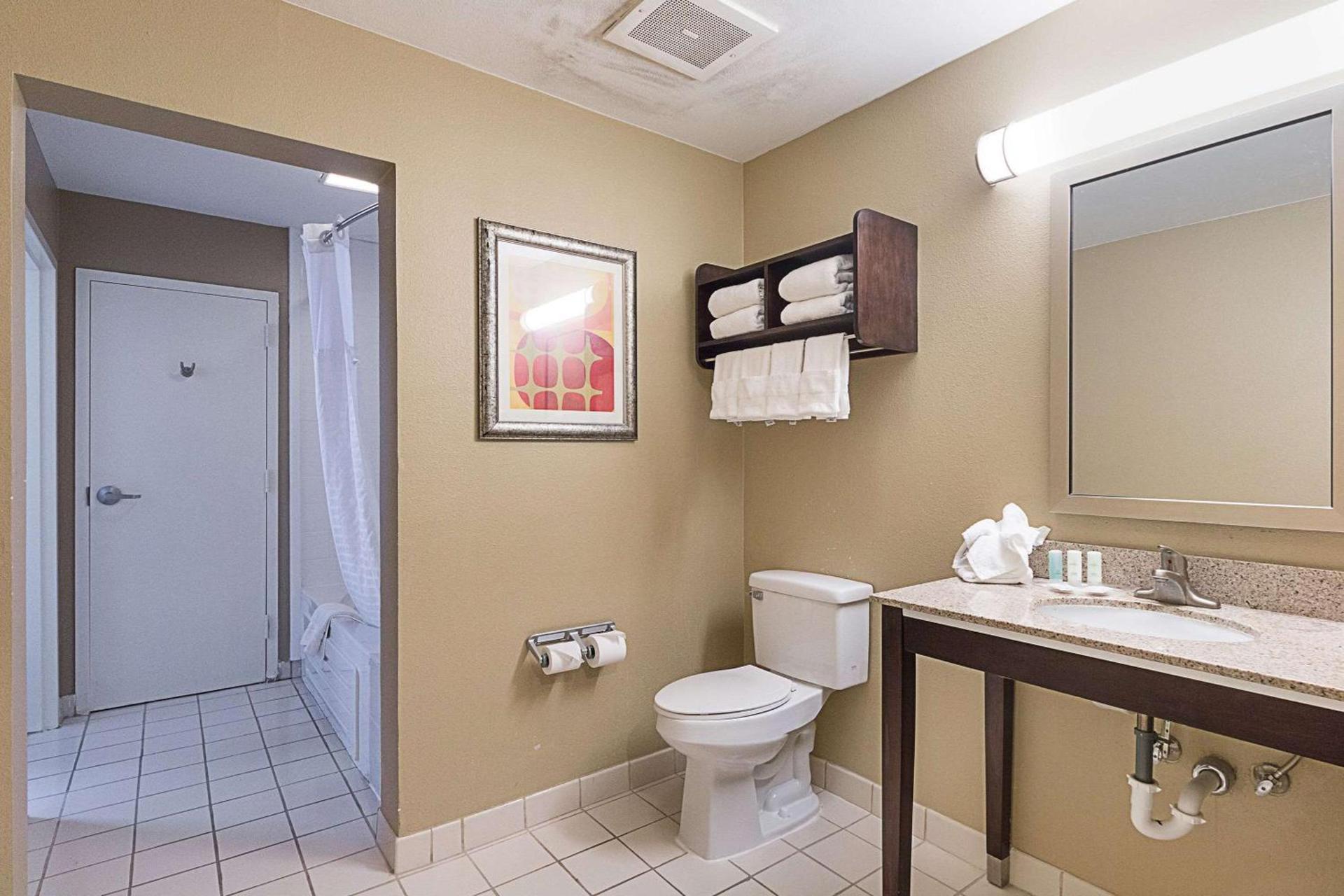 Comfort Suites Beachside photo 32