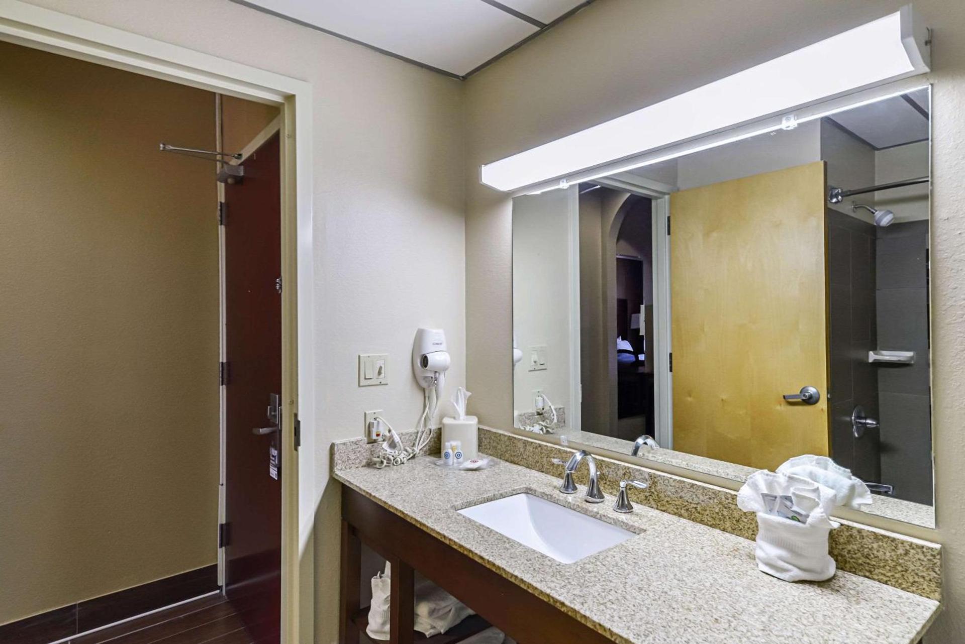 Quality Suites Lubbock Southwest photo 14